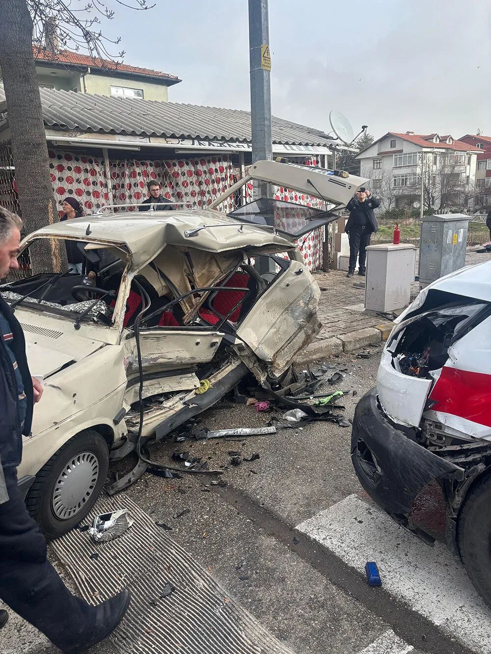 Isparta’da Ambulans İle Otomobi̇l Çarpişti (3)