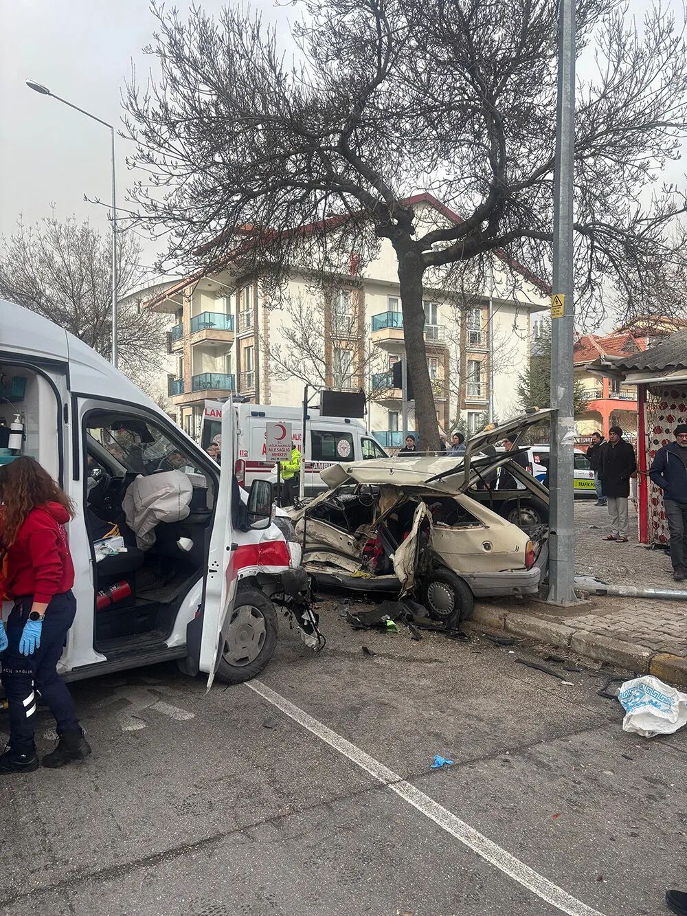 Isparta’da Ambulans İle Otomobi̇l Çarpişti (9)