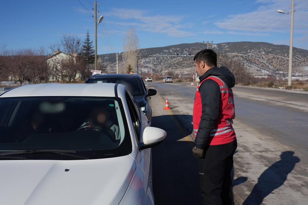 Isparta’da Araçlar Ve Şahıslar Tek Tek Kontrol Edildi (1)