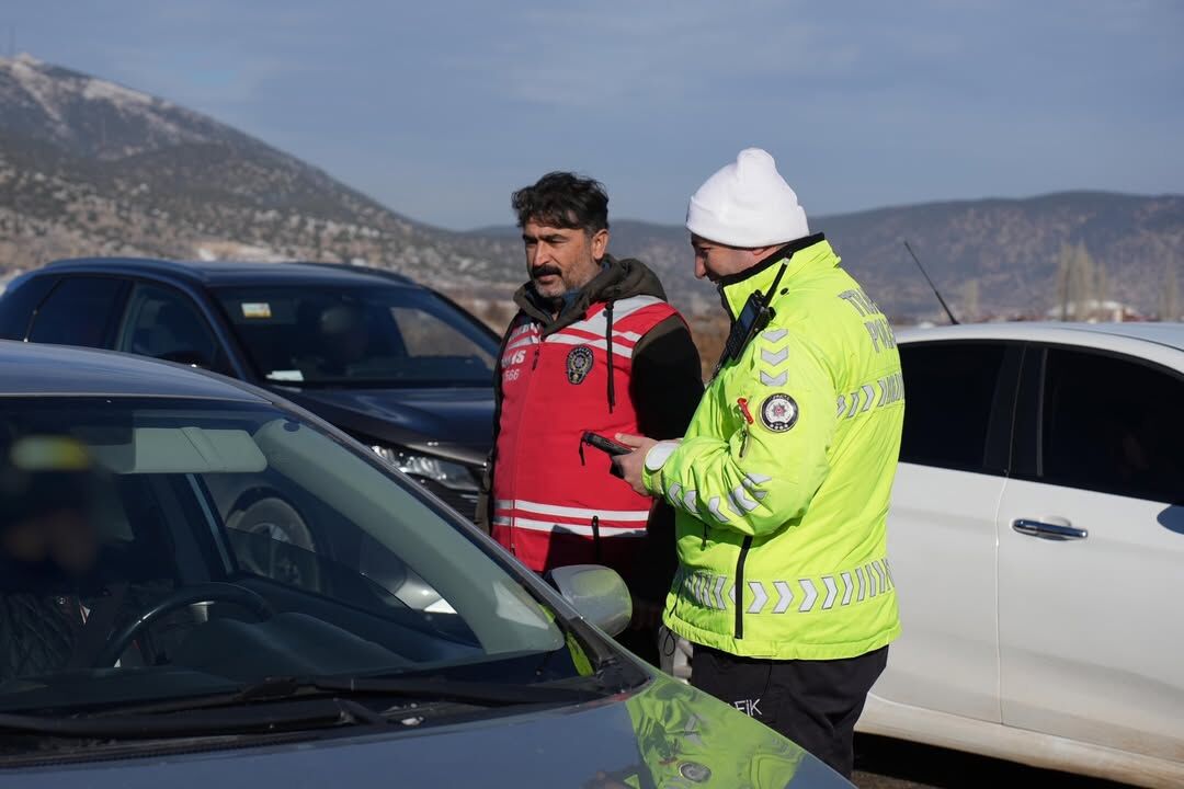 Isparta’da Araçlar Ve Şahıslar Tek Tek Kontrol Edildi (3)