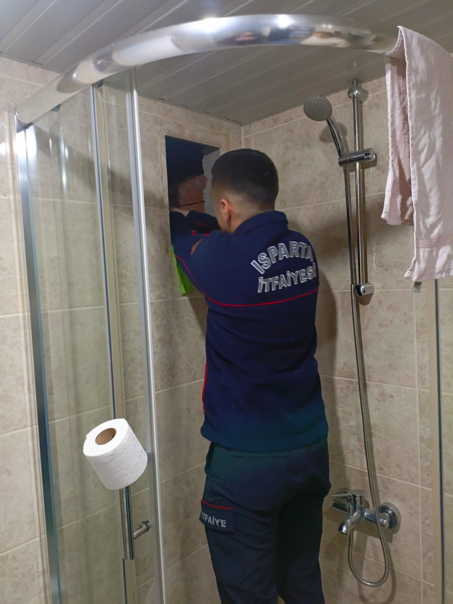 Isparta’da Mahsur Kalan Güvercin Itfaiye Tarafından Kurtarıldı (2)