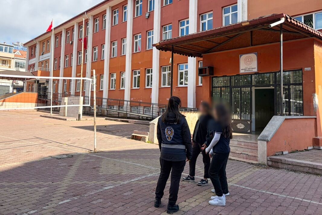 Isparta’da Okul Önleri Ve Asayiş Uygulamaları Kararlılıkla Sürüyor (5)