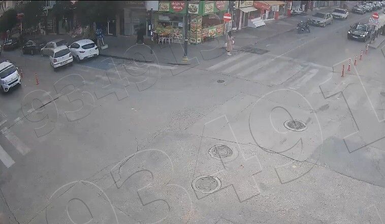 Isparta’da Otomobil Park Halindeki Araçlara Çarptı (2)