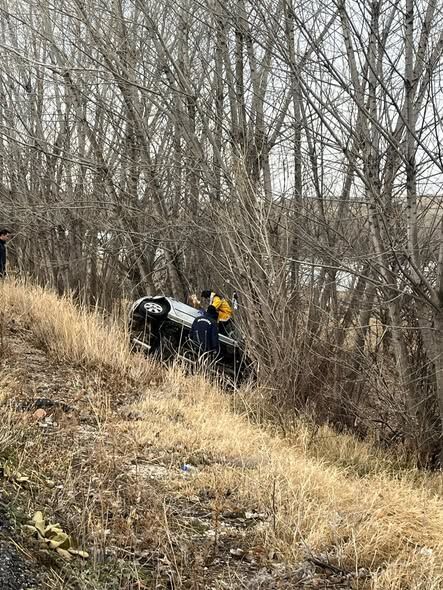 Isparta’da Otomobil Şarampole Yuvarland (1)-1