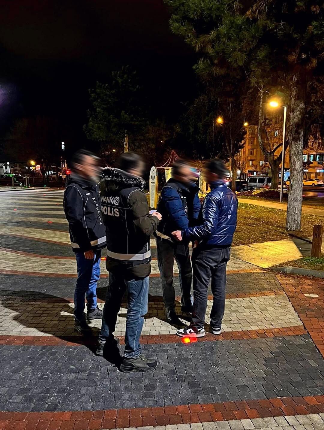 Isparta’da Parklar Ve Çevresinde Narkotik Denetimi Gerçekleştirildi (3)