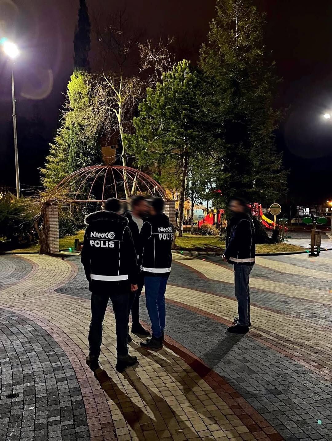 Isparta’da Parklar Ve Çevresinde Narkotik Denetimi Gerçekleştirildi (4)