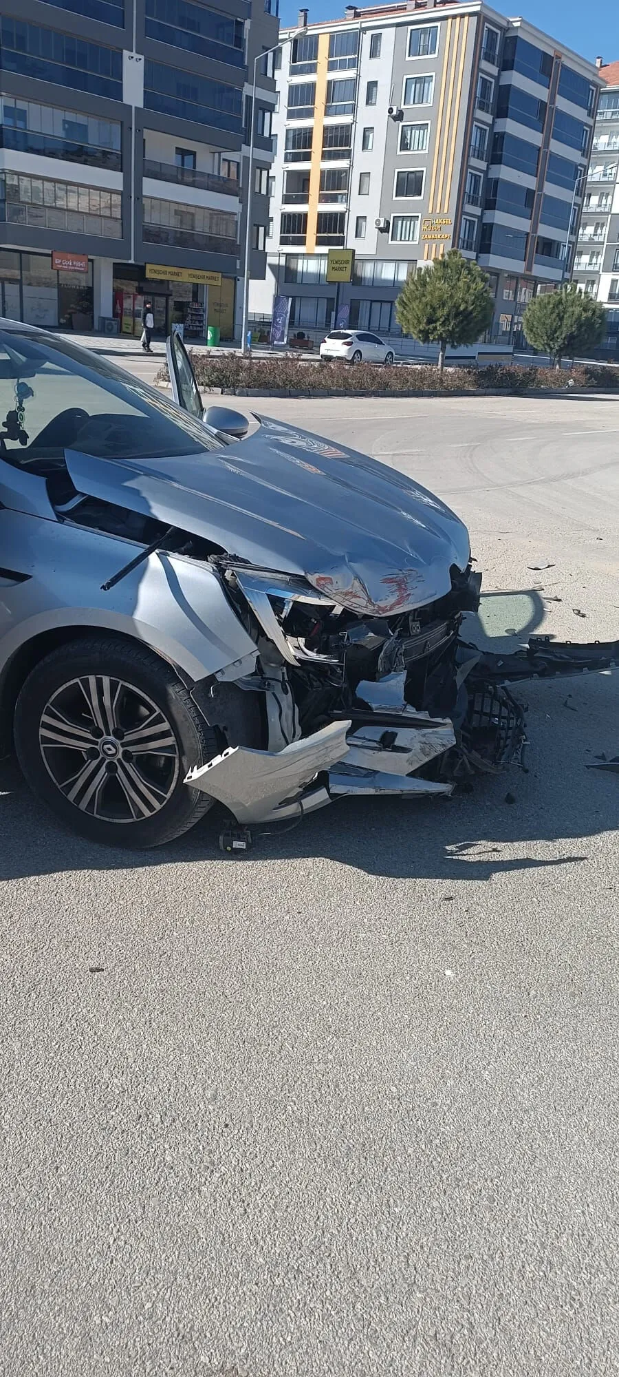 ISPARTA’DA KAZA ÜSTÜNE KAZA; OTOMOBİLLER ÇARPIŞTI, 3 YARALI-2