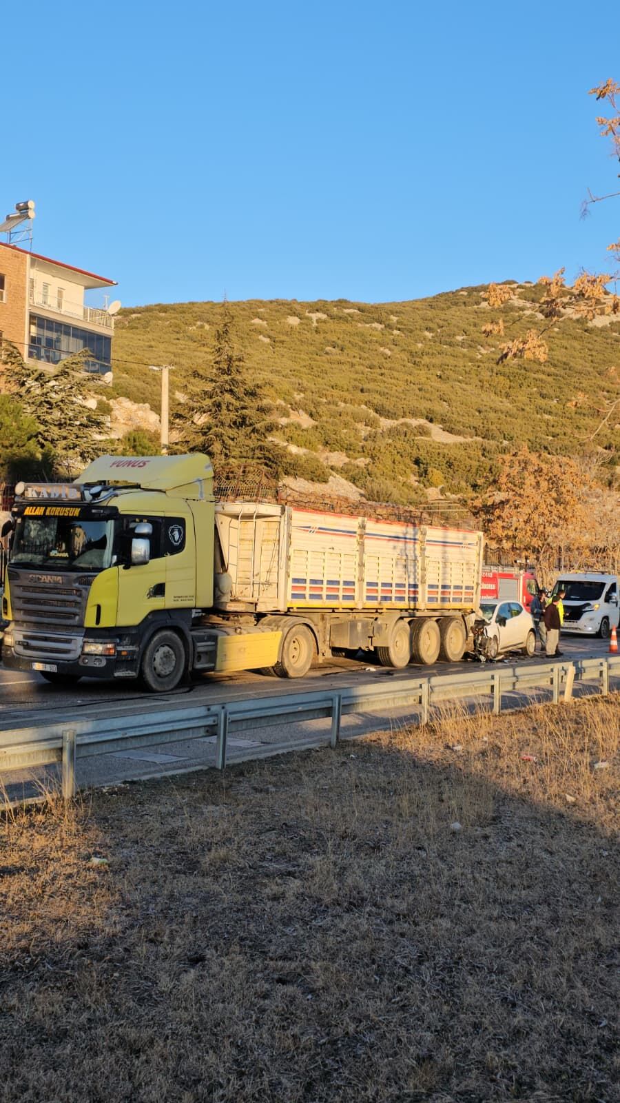 Otomobil Tıra Arkadan Çarptı1 Yaralı (2)