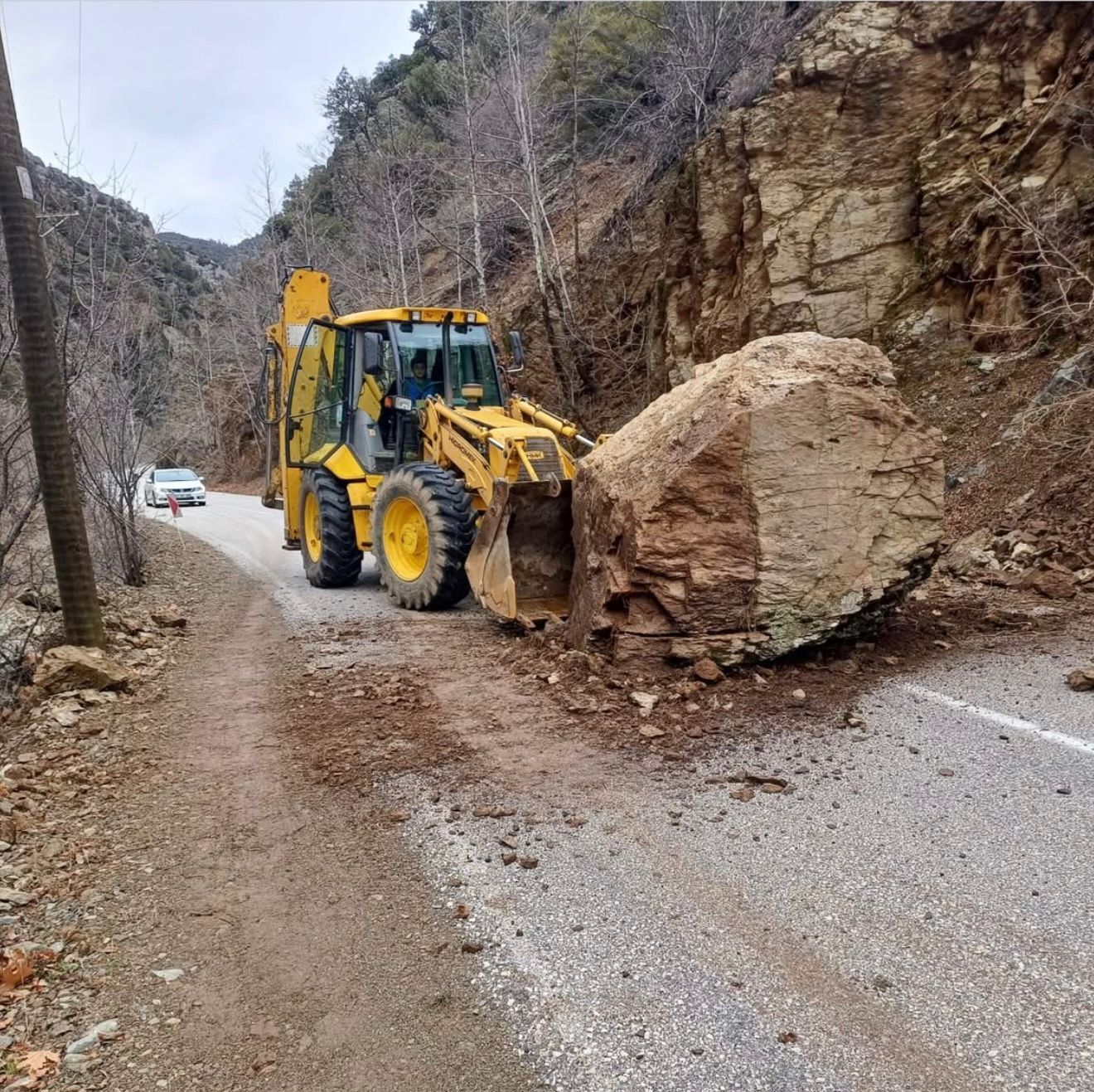 Sütçüler’de Yola Düşen Kaya Kaldırıldı, Ulaşım Normale Döndü (2)