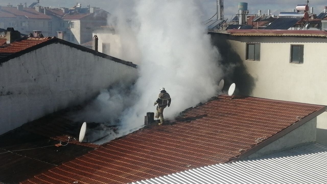 Yalvaç’ta Alevlere Teslim Olan Çatı Panik Yarattı!-1