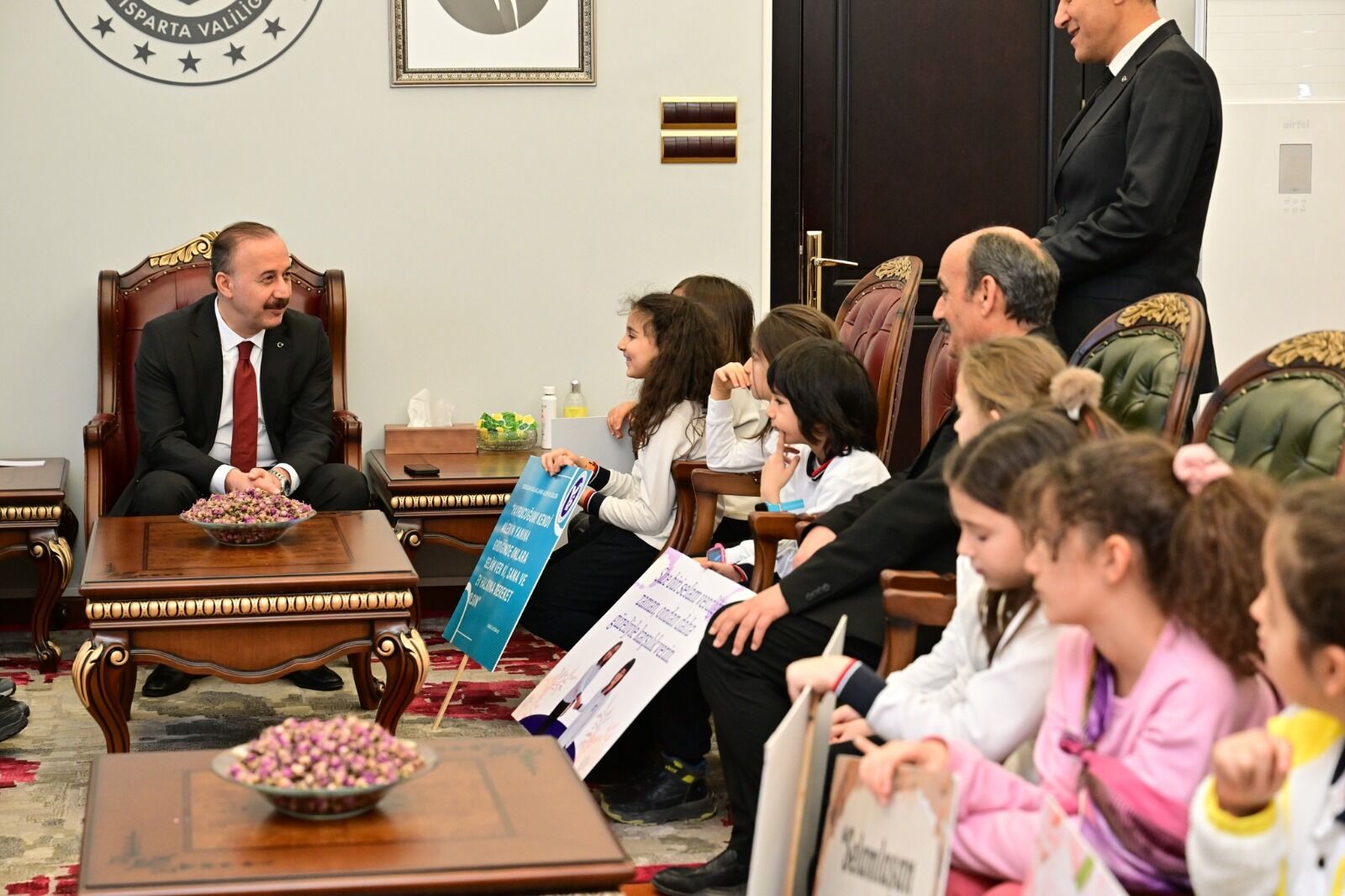 Yılmaz Şener İlkokulu Öğrencilerinden Vali Erin’e Anlamlı Ziyaret (3)
