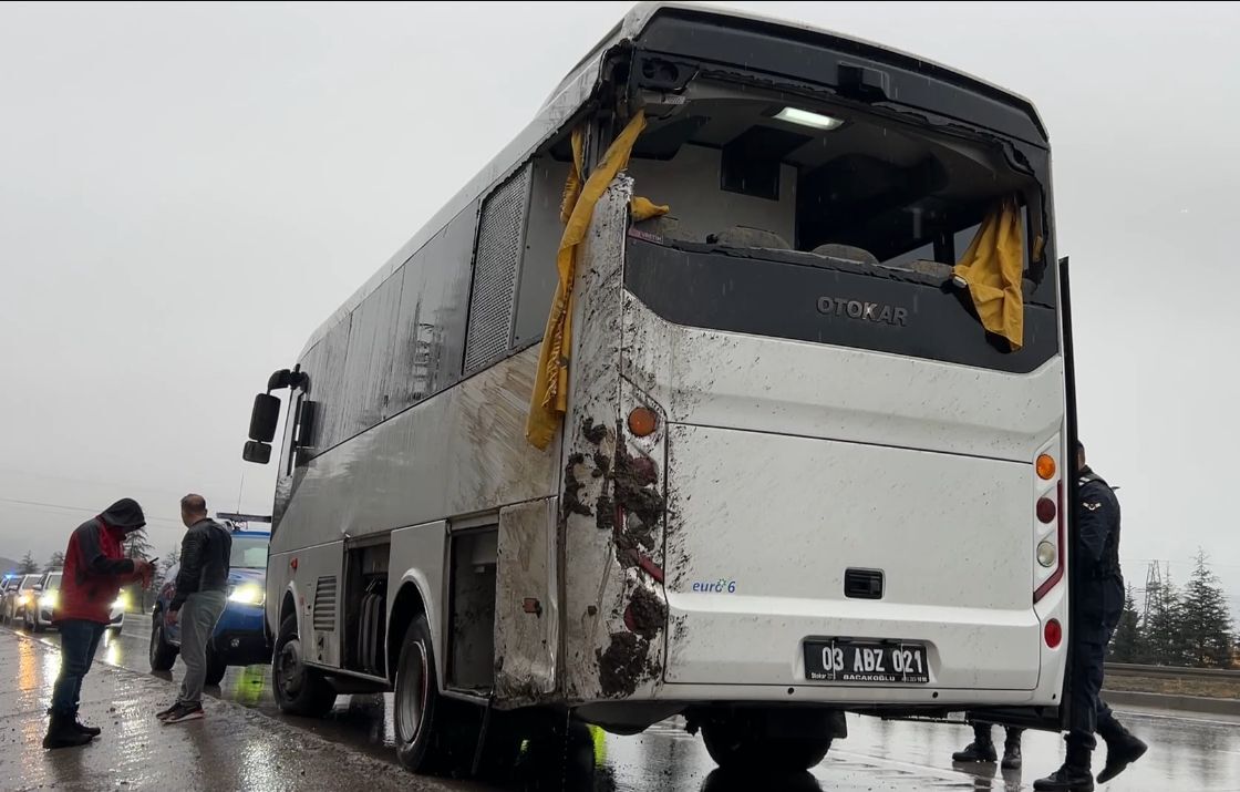 Gönen’de Cezaevi Nakil Aracı Devrildi (1)