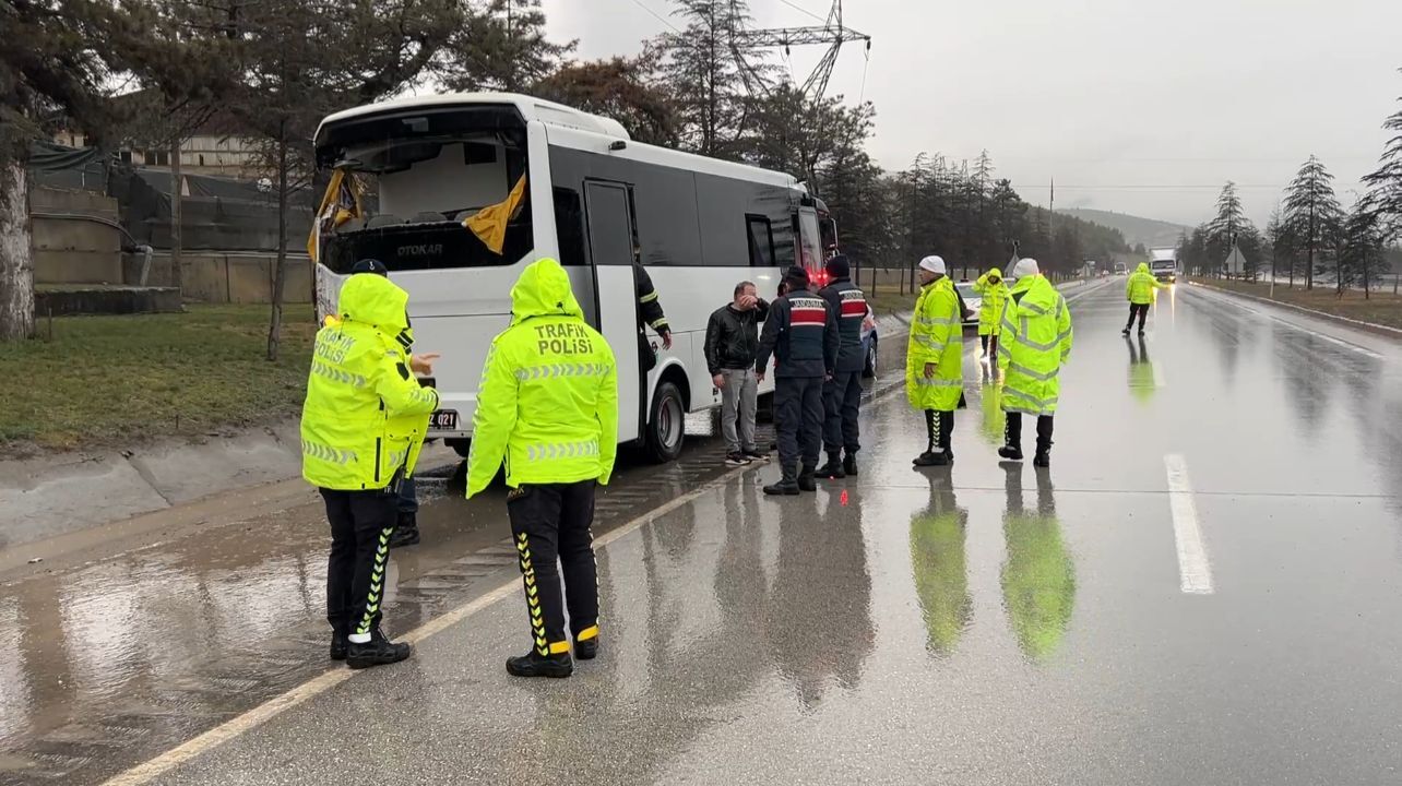 Gönen’de Cezaevi Nakil Aracı Devrildi (3)