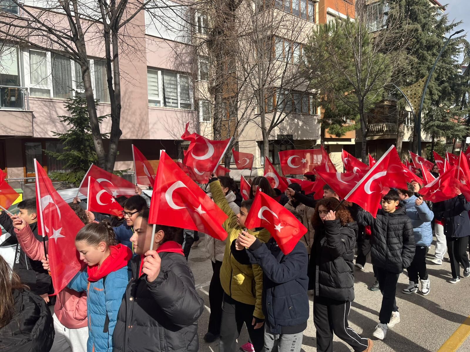 Isparta’da “Bayrak Sevgisi” Temasıyla Coşkulu Yürüyüş (1)