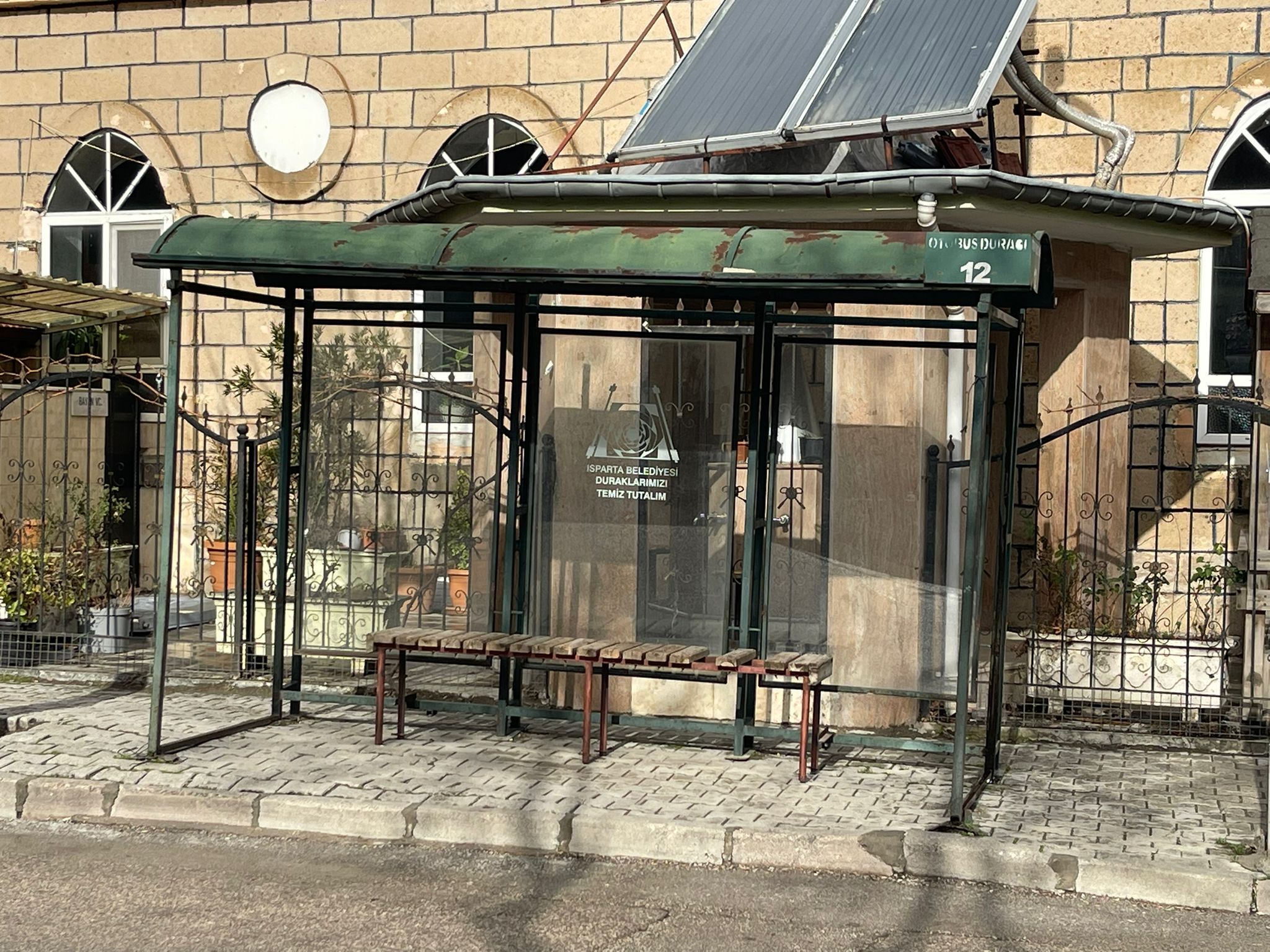 Isparta’da Halk Otobüsü Duraklari Modernleşi̇yor (3)