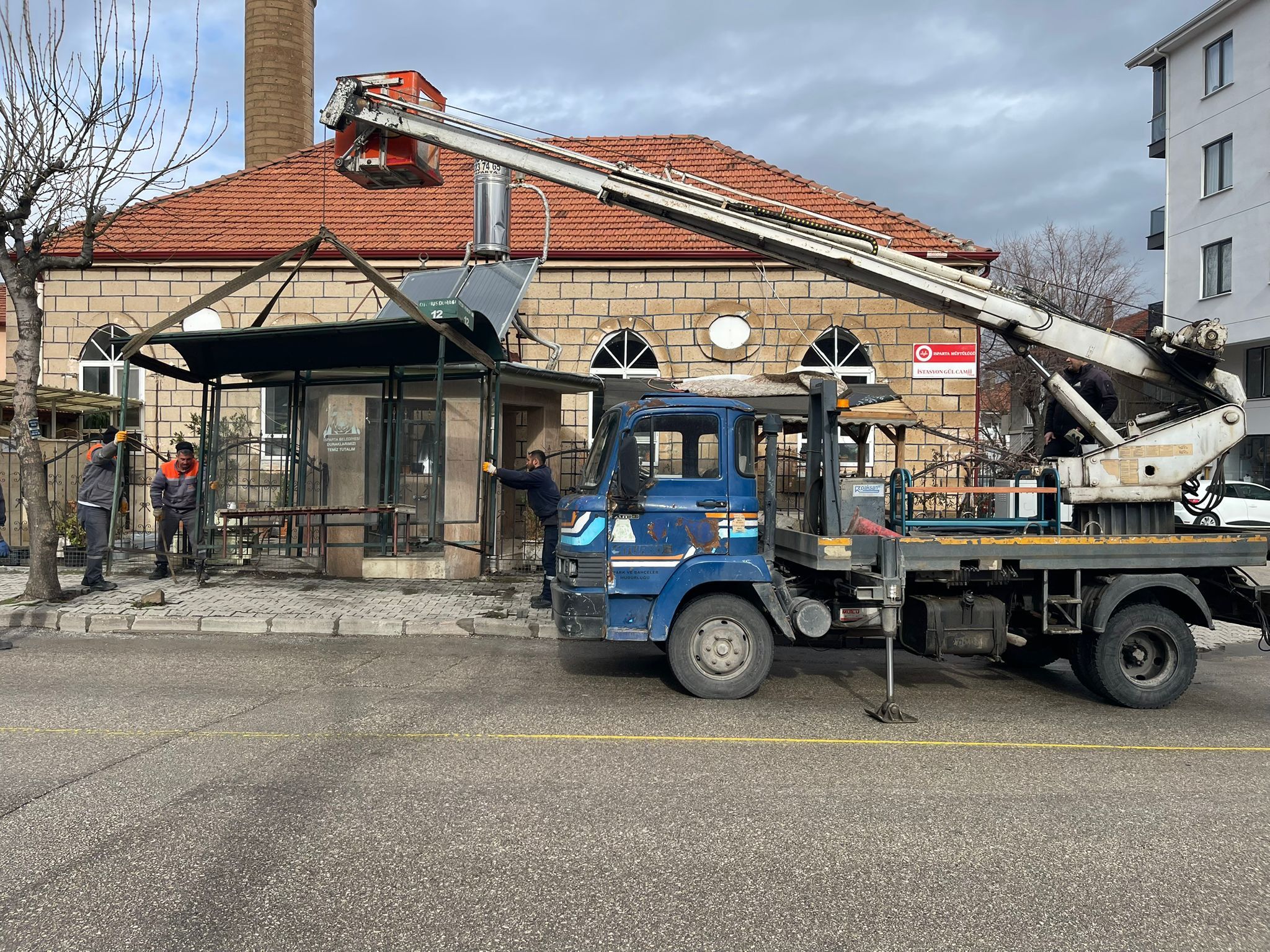Isparta’da Halk Otobüsü Duraklari Modernleşi̇yor (4)