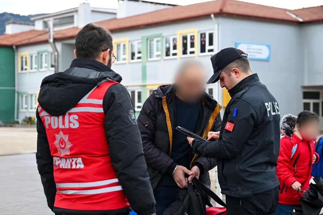 Isparta’da Okul Önlerinde Güvenlik Denetimleri Sürüyor (3)
