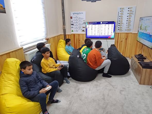 Sütçüler’de Gençlik Merkezine Yeni Koltuklar Geldi (1)