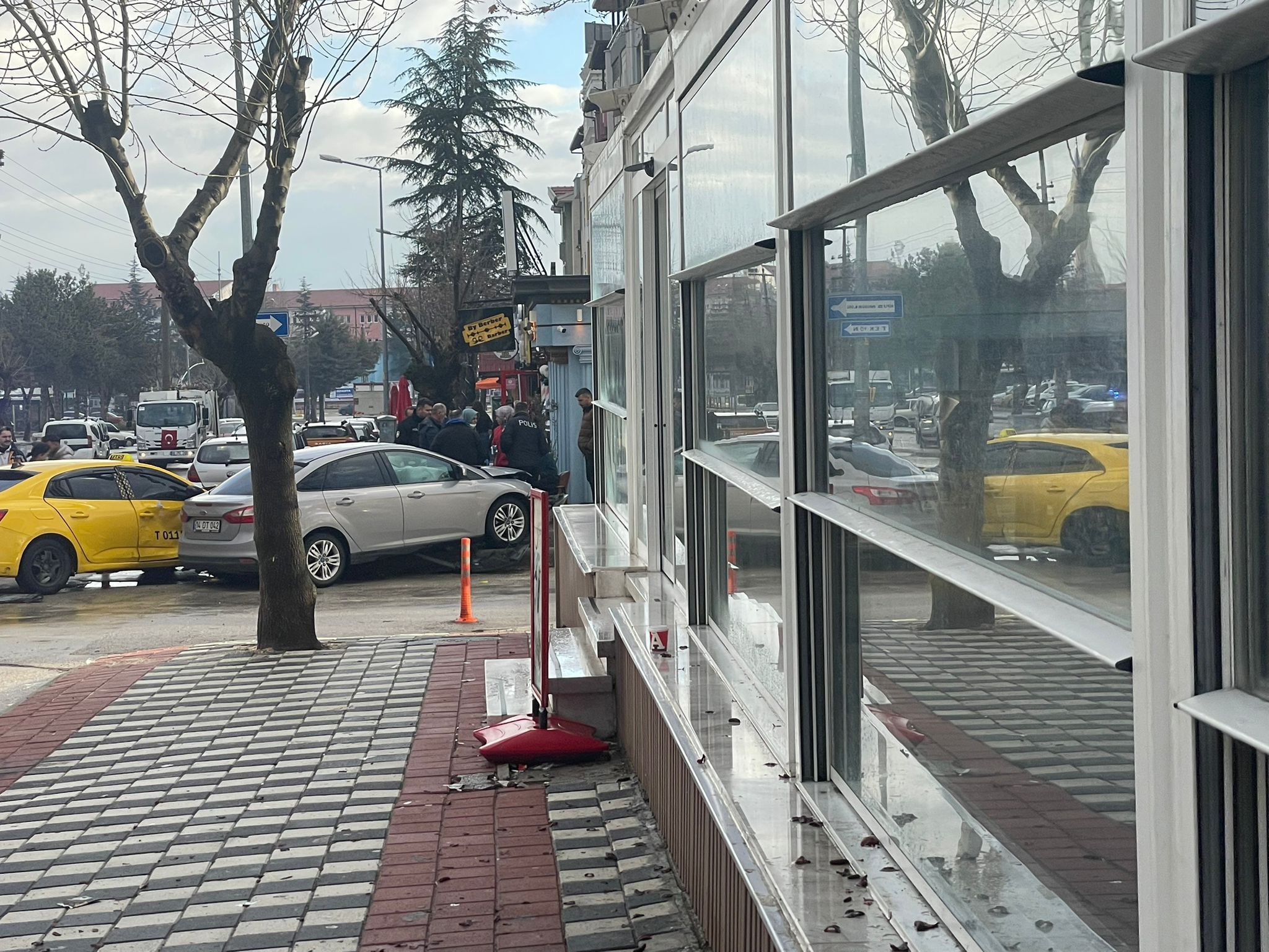 Terminal Camii Önünde Kaza Yaralılar Var (5)