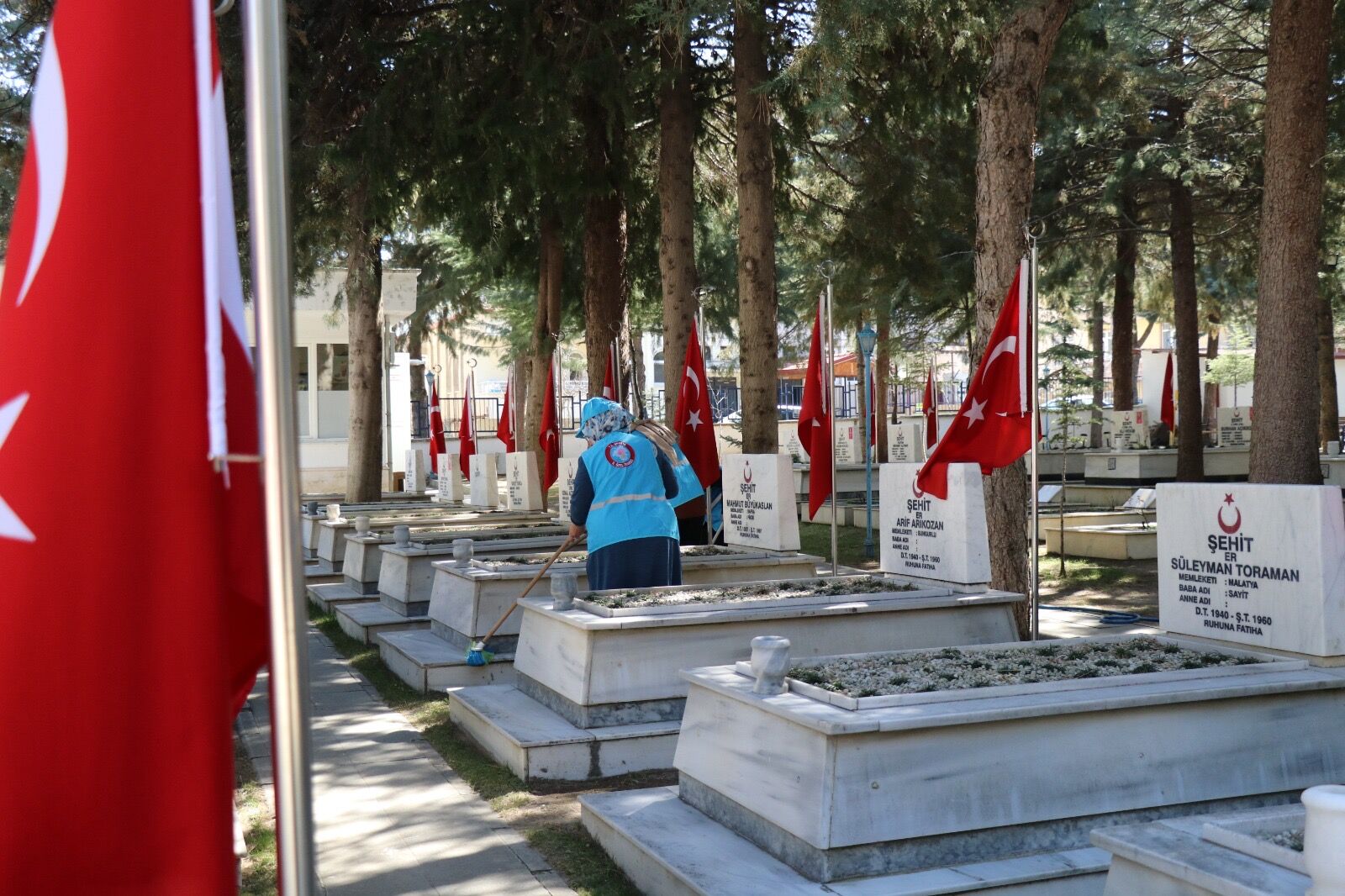 Şehitlik mezarlığı temizlendi