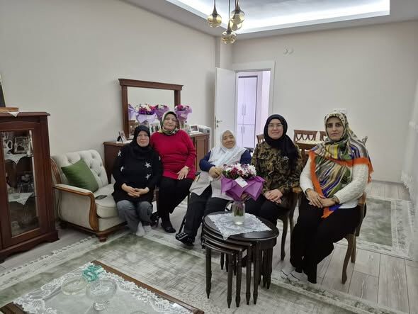 Ak Kadinlari Ndan Geçmi Şe Saygi I Ftari (1)