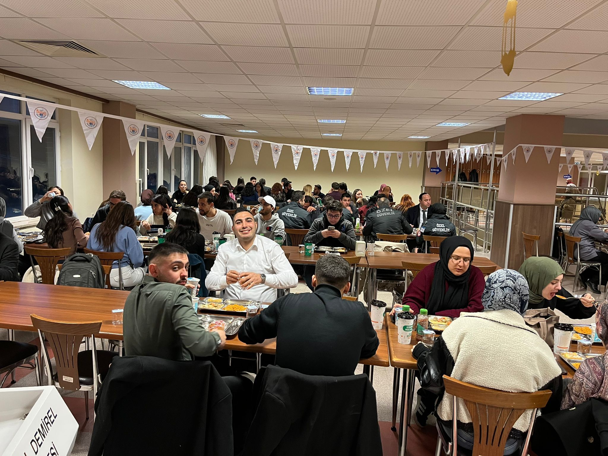Başkan Cem Er, Üniversiteli Gençlerle İftar Sofrasında Buluştu (2)