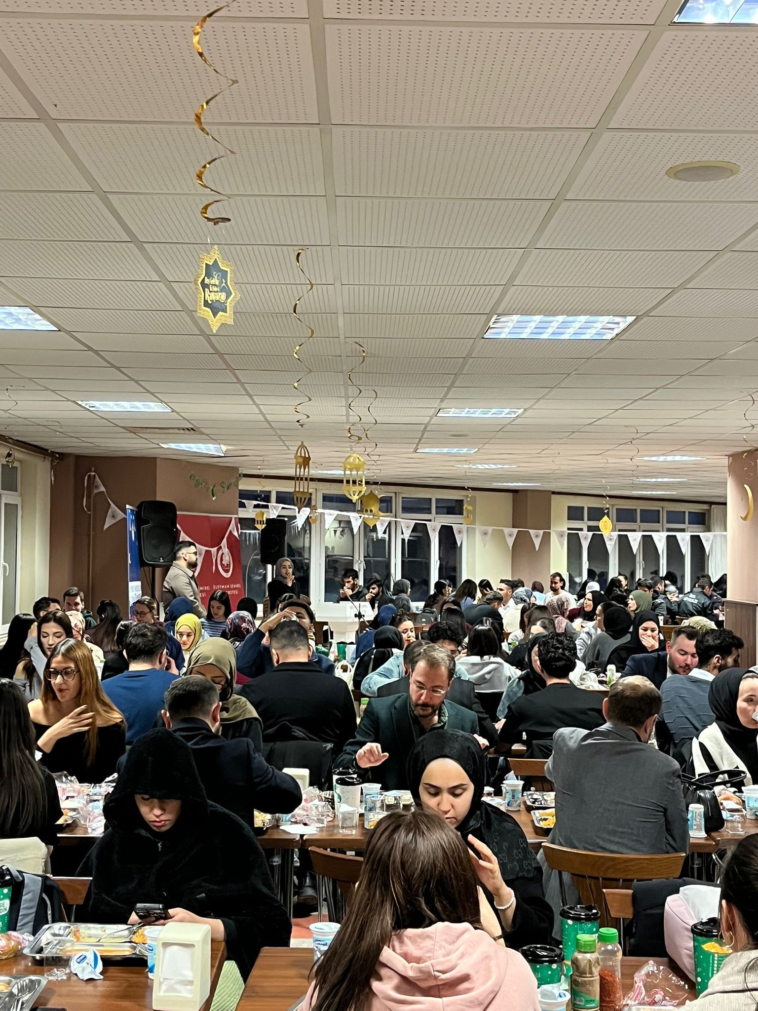 Başkan Cem Er, Üniversiteli Gençlerle İftar Sofrasında Buluştu (6)