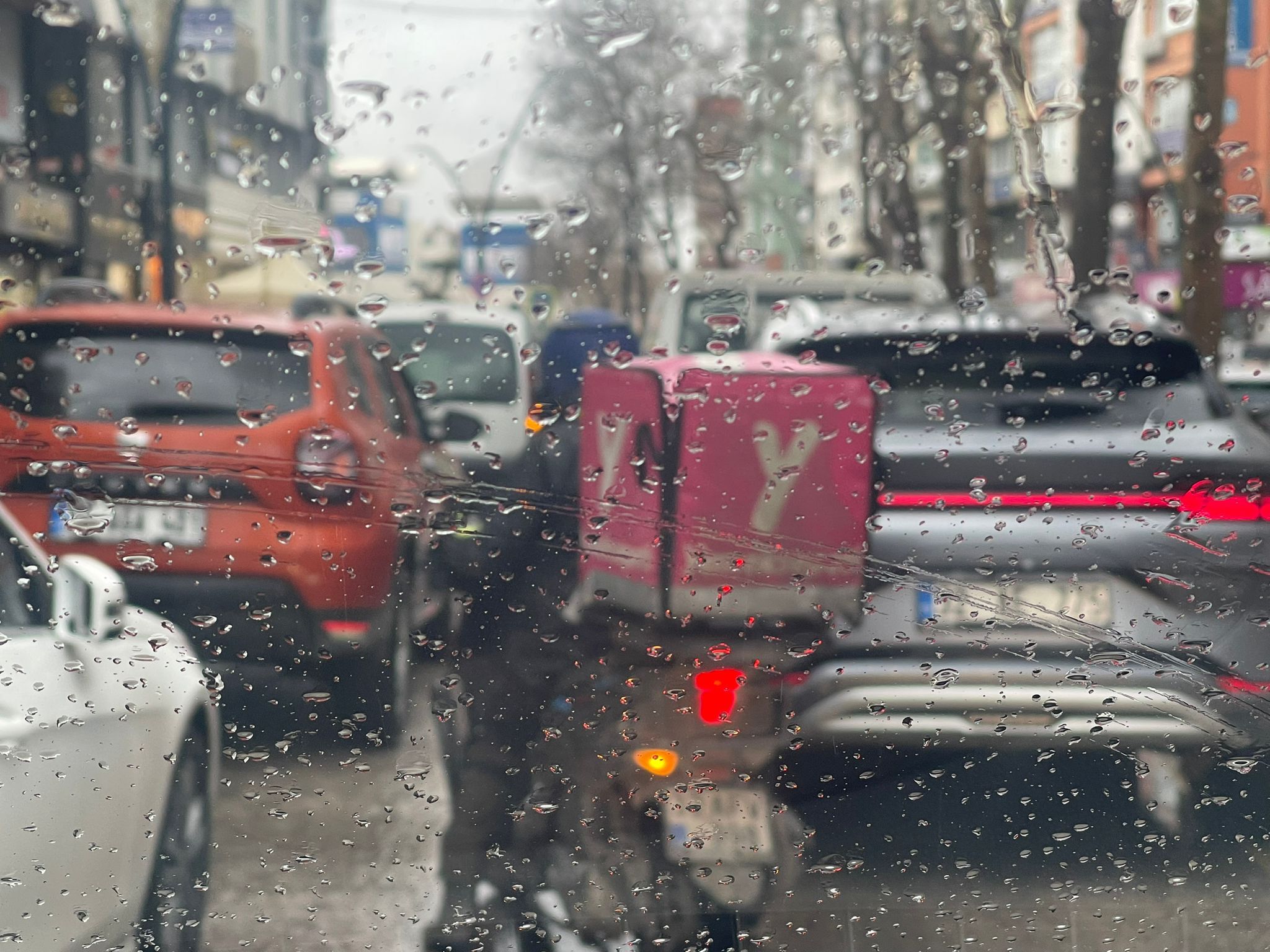 Cumhuriyet Caddesi’nde Çift Park Trafiği Kilitledi 2