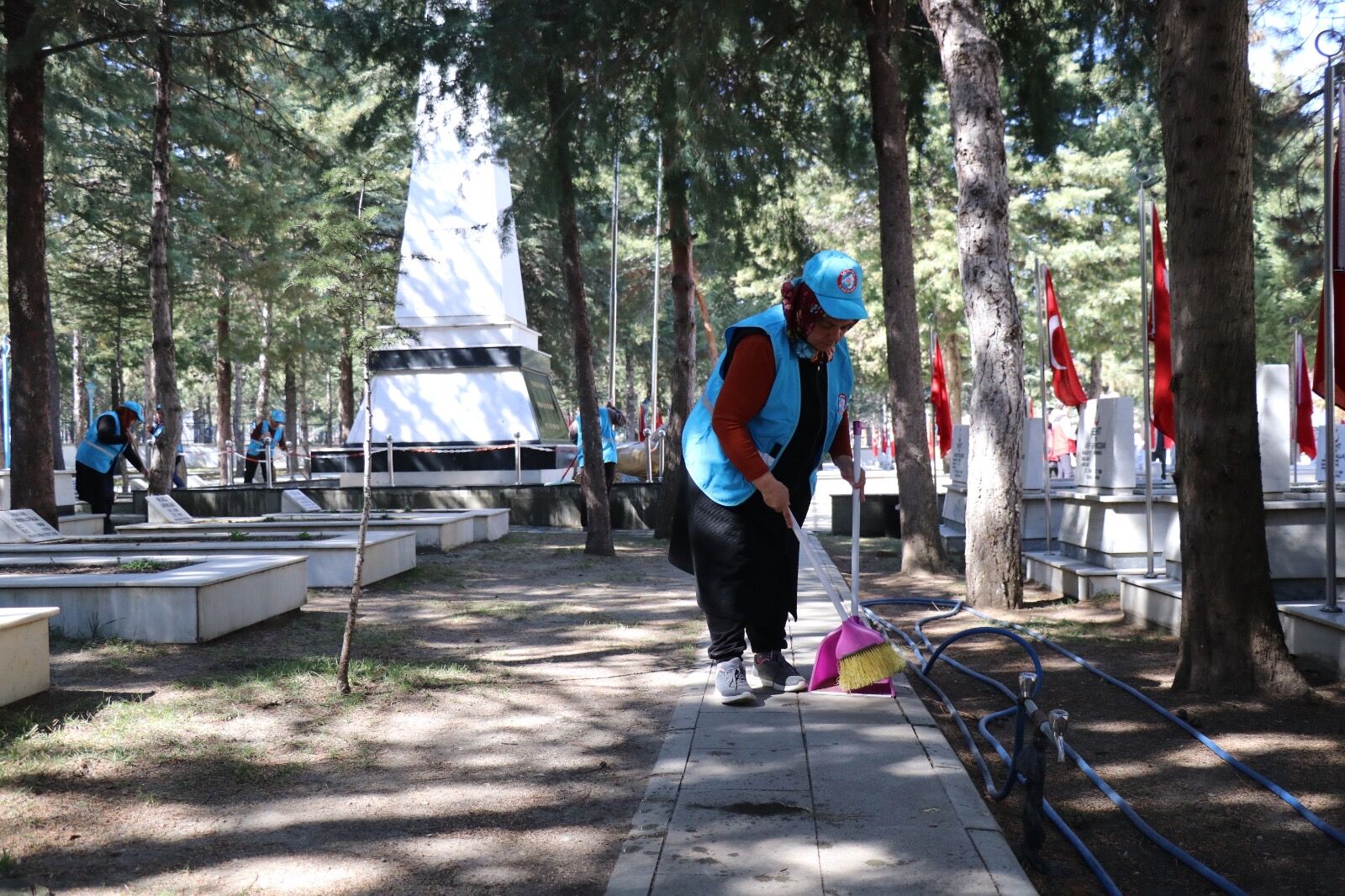 Şehitlik mezarlığı temizlendi 4