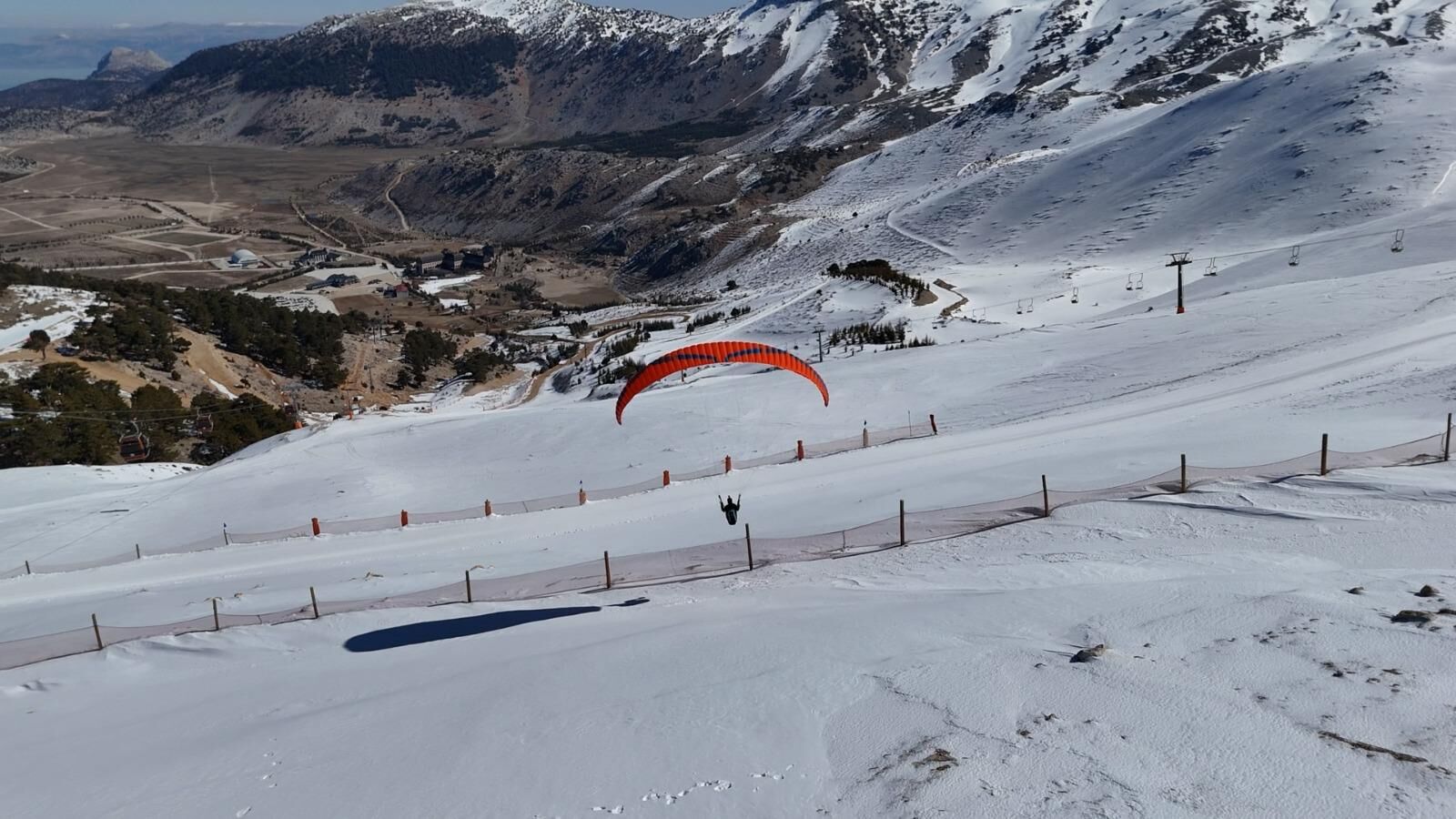 Davraz’da Karlar Üzerinde Yamaç Paraşütü Heyecanı (3)