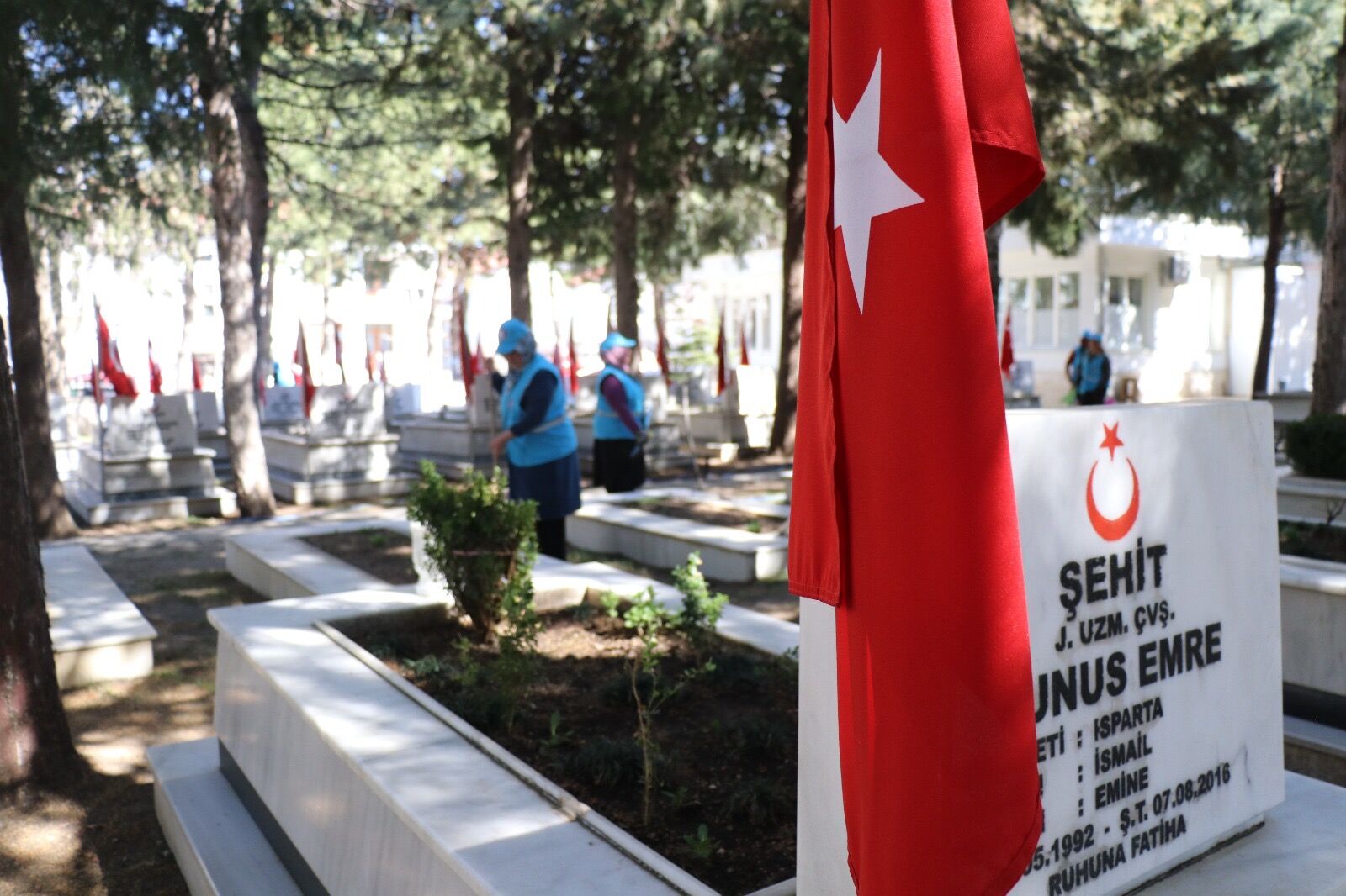Şehitlik mezarlığı temizlendi