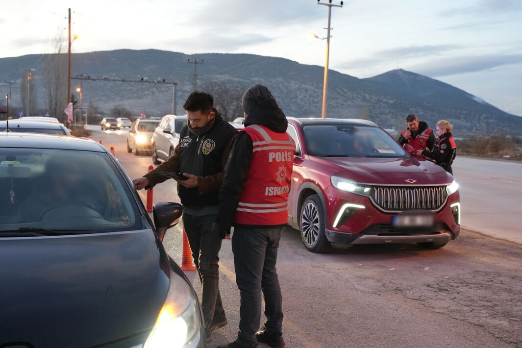 Isparta’da Kritik Noktalarda 20 Saatlik Şok Denetim (2)
