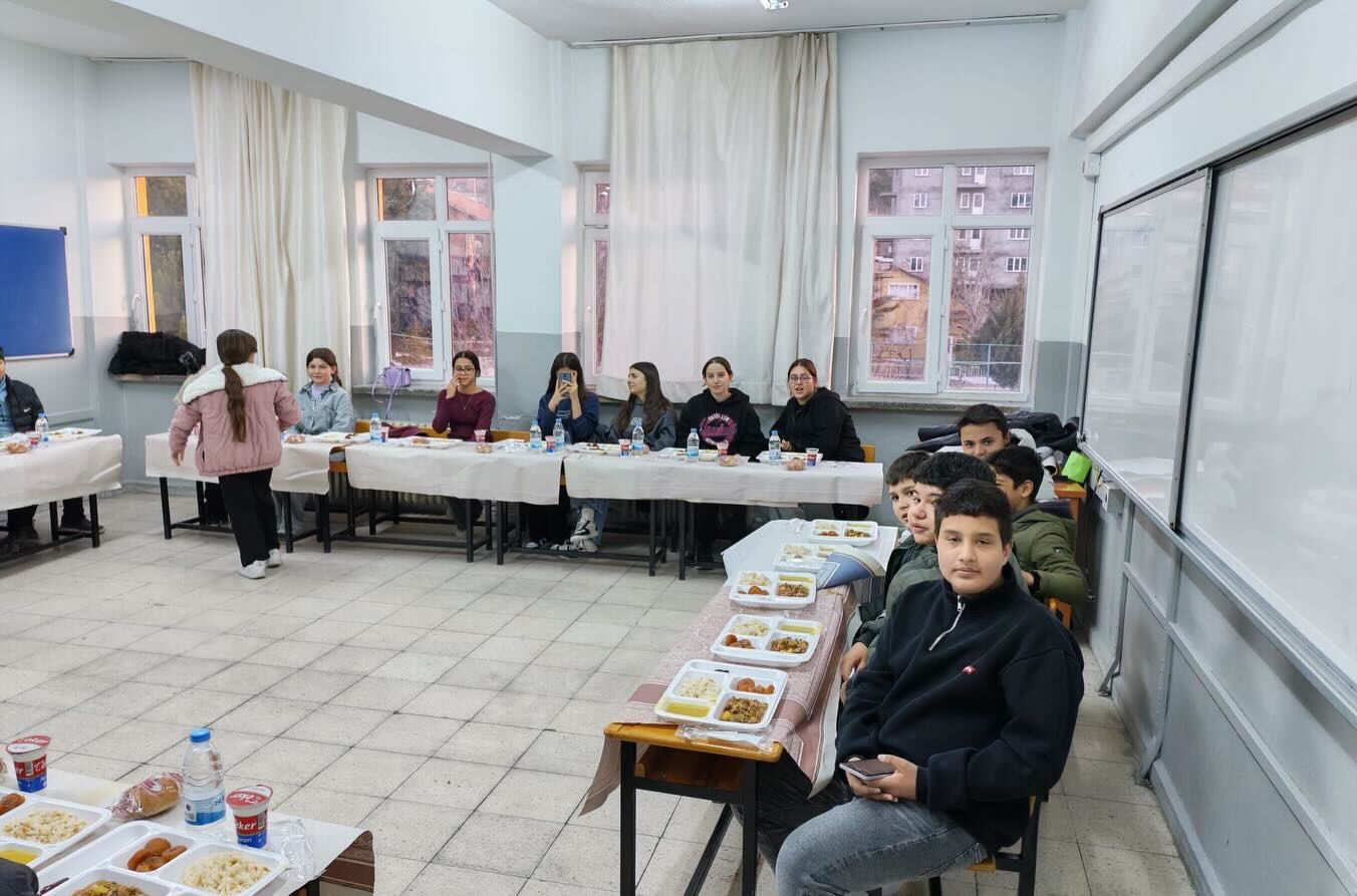 Maarifin Kalbinde Ramazan Uluborlu'da Öğrenci İftarı (4)