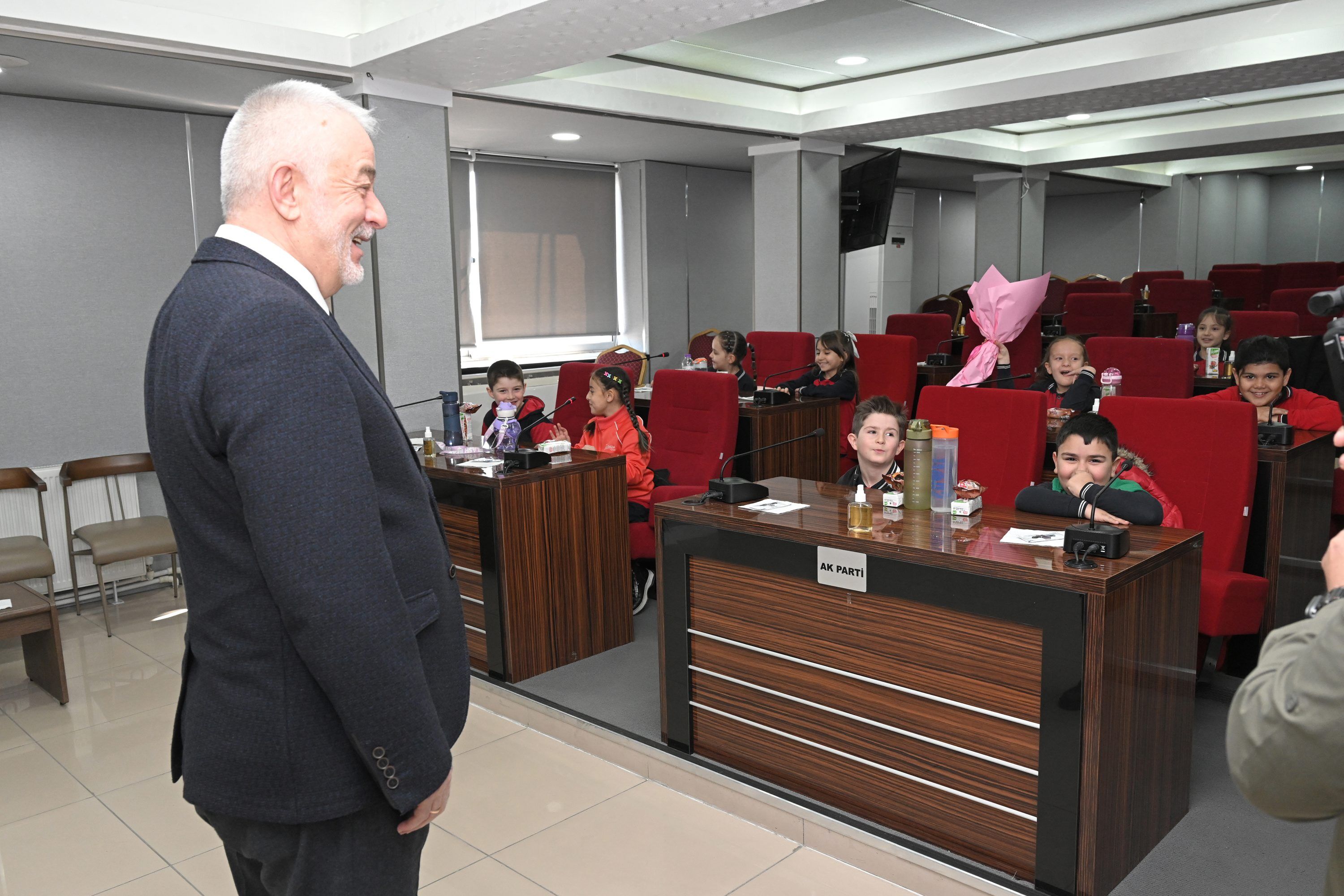 Sehit Hasan Huseyin Gul Ilkokulu 2B Sınıfı Baskana Ziyaret (2)