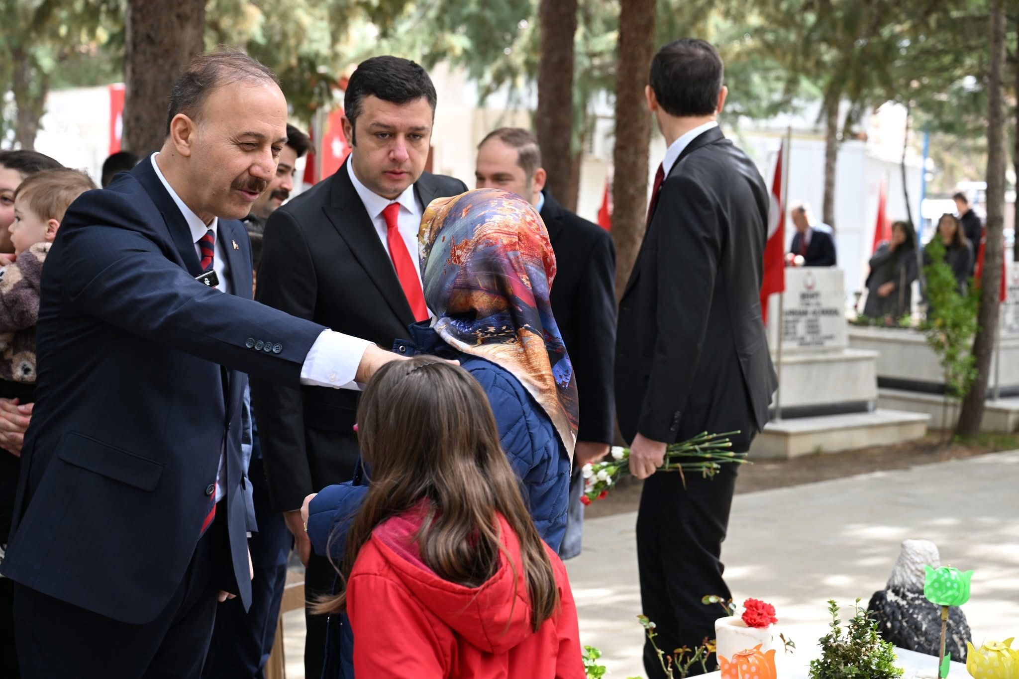 Vali Erin Ve Heyet, Şehitleri Minnetle Andı 1