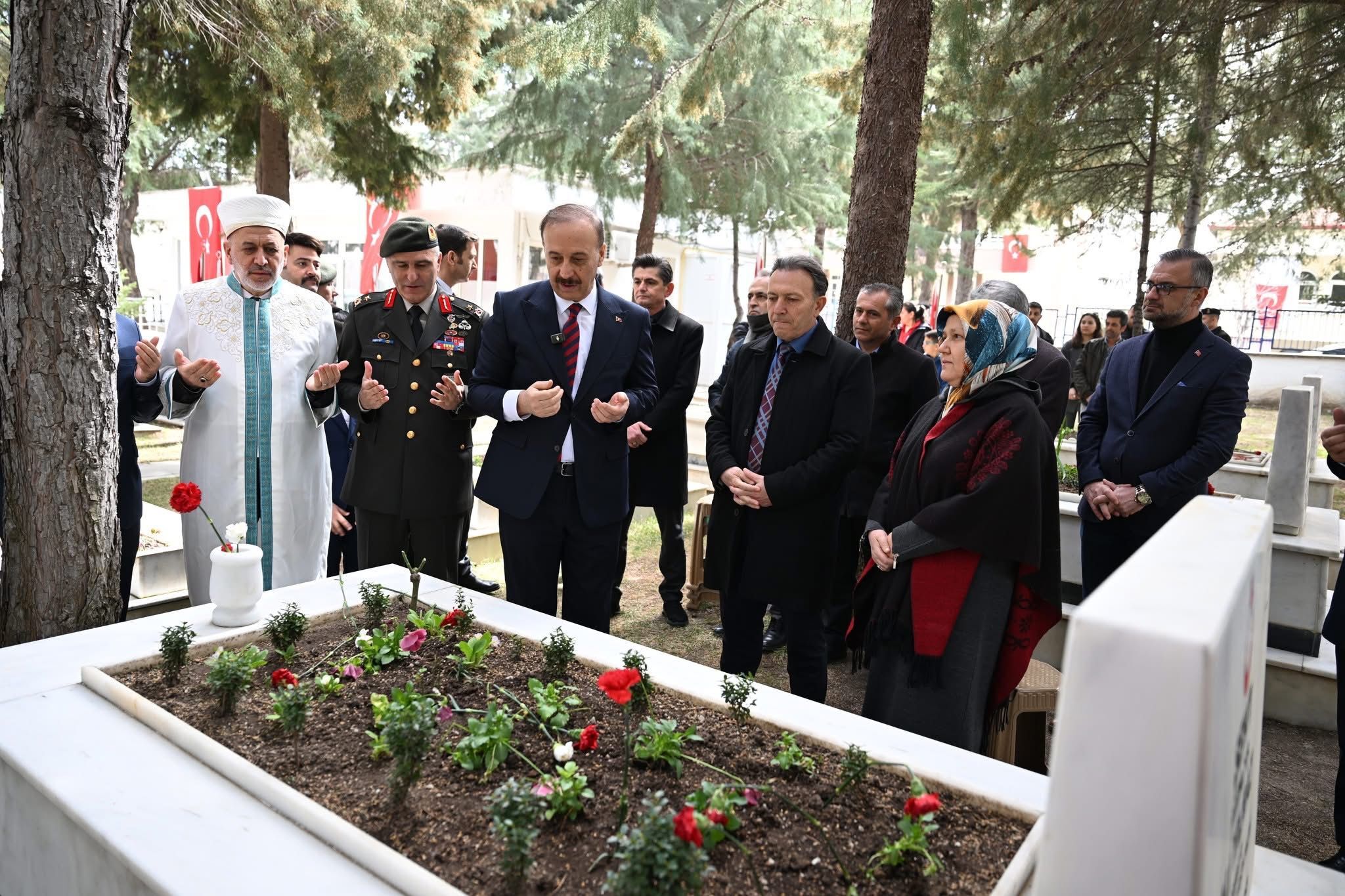 Vali Erin Ve Heyet, Şehitleri Minnetle Andı 2