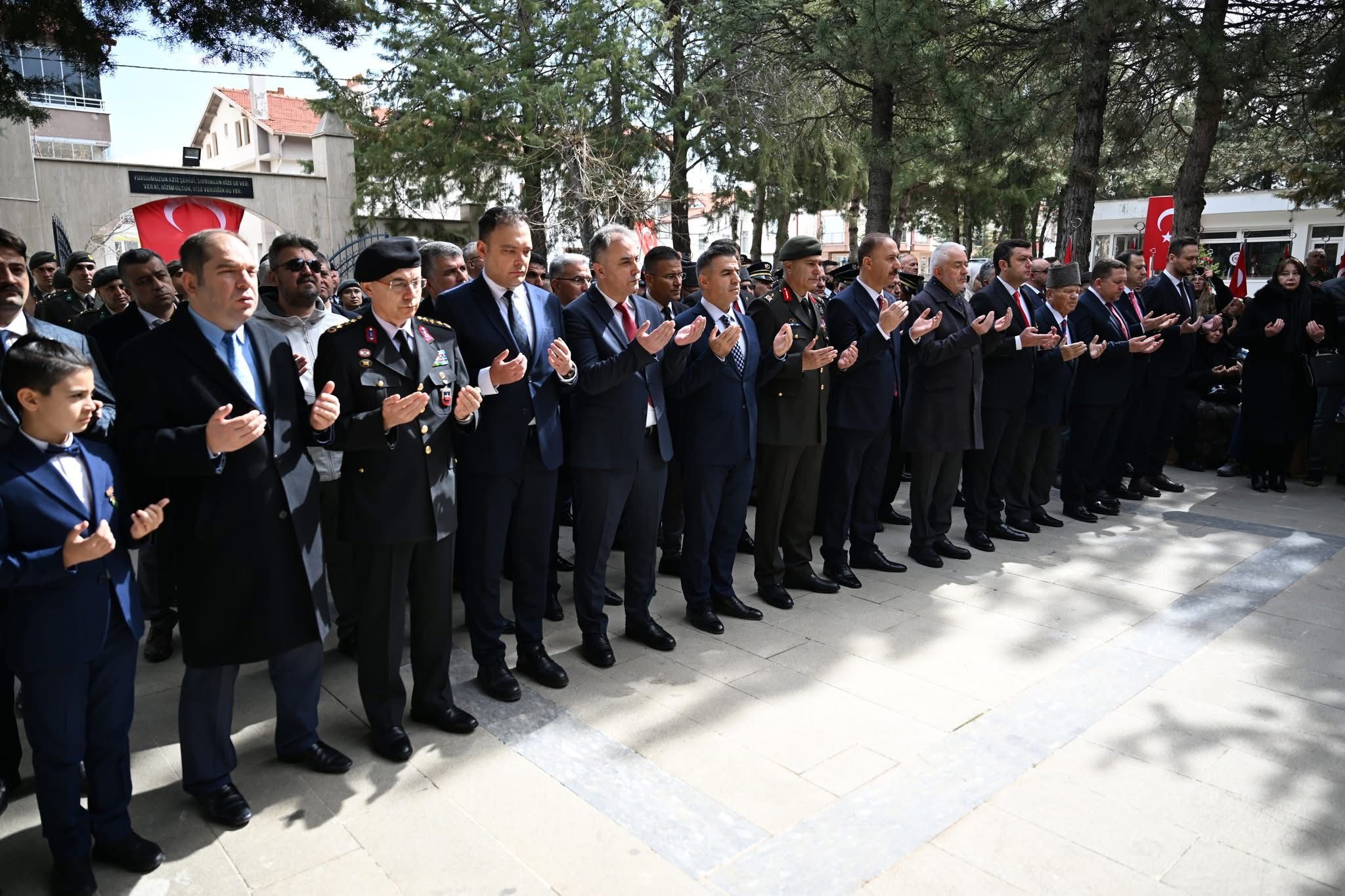 Vali Erin Ve Heyet, Şehitleri Minnetle Andı 3