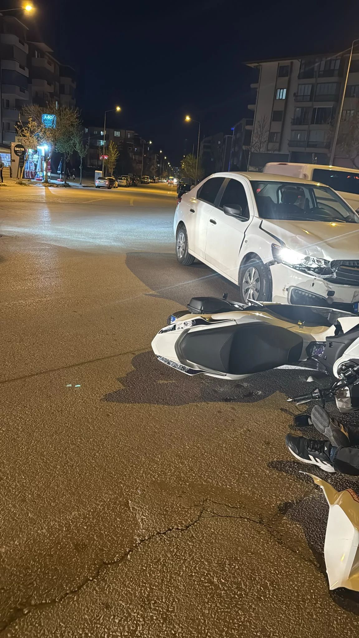 Davraz Mahallesi’nde Kaza Otomobil İle Motosiklet Çarpıştı (1)