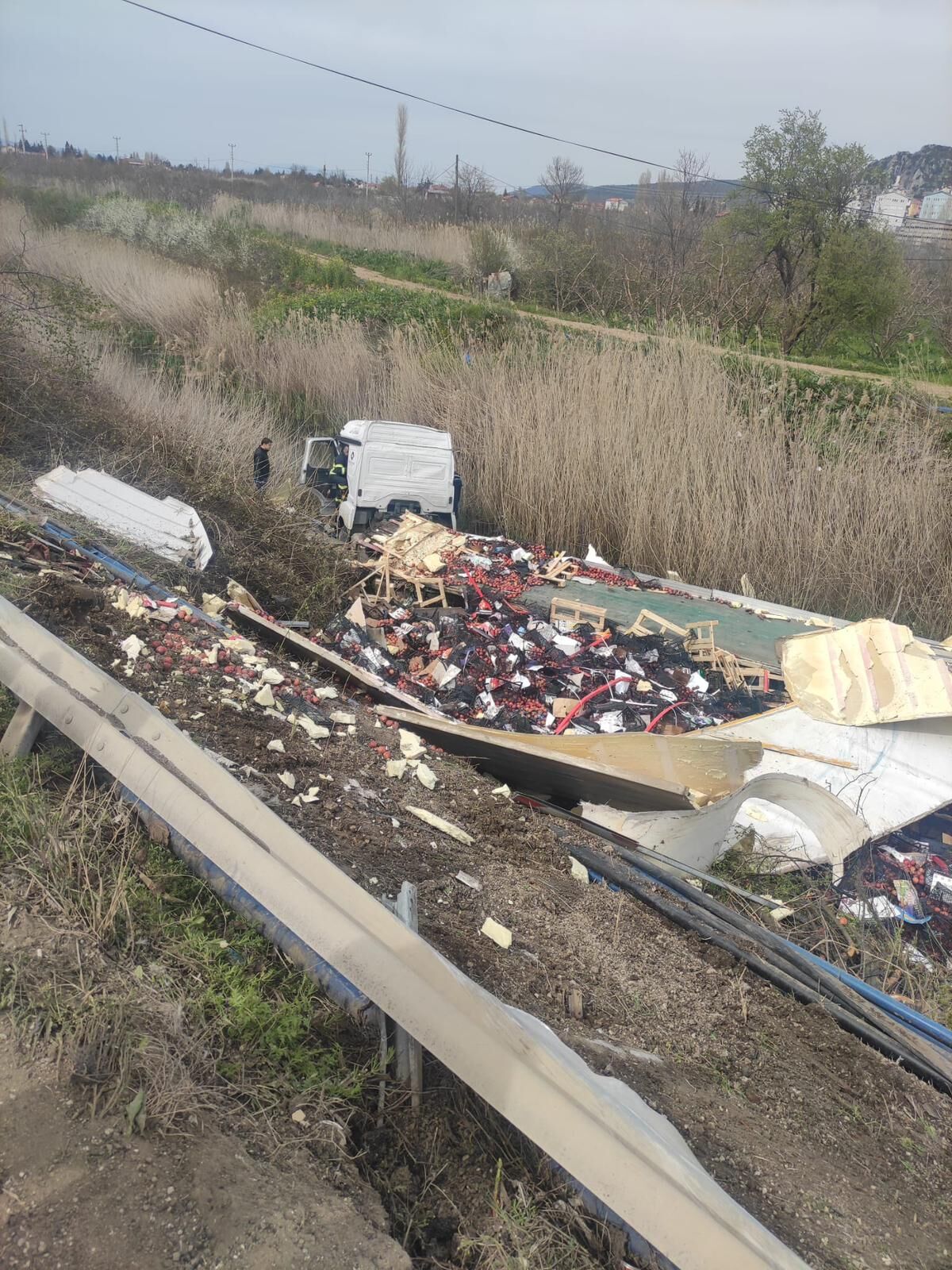 Eğirdir’de Elma Yüklü Çekici Kanal Kenarına Devrildi 1