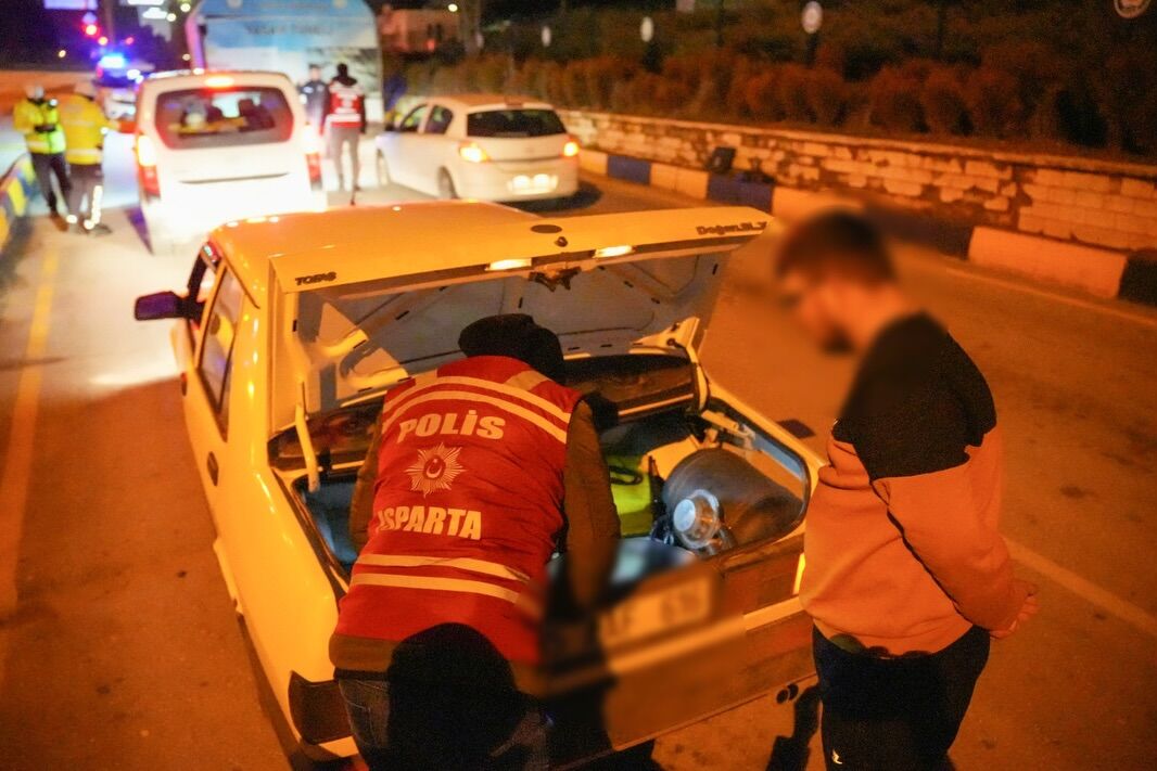 Isparta’da Çok Sayıda Şahıs Ve Araçlar Kontrol Edildi (4)