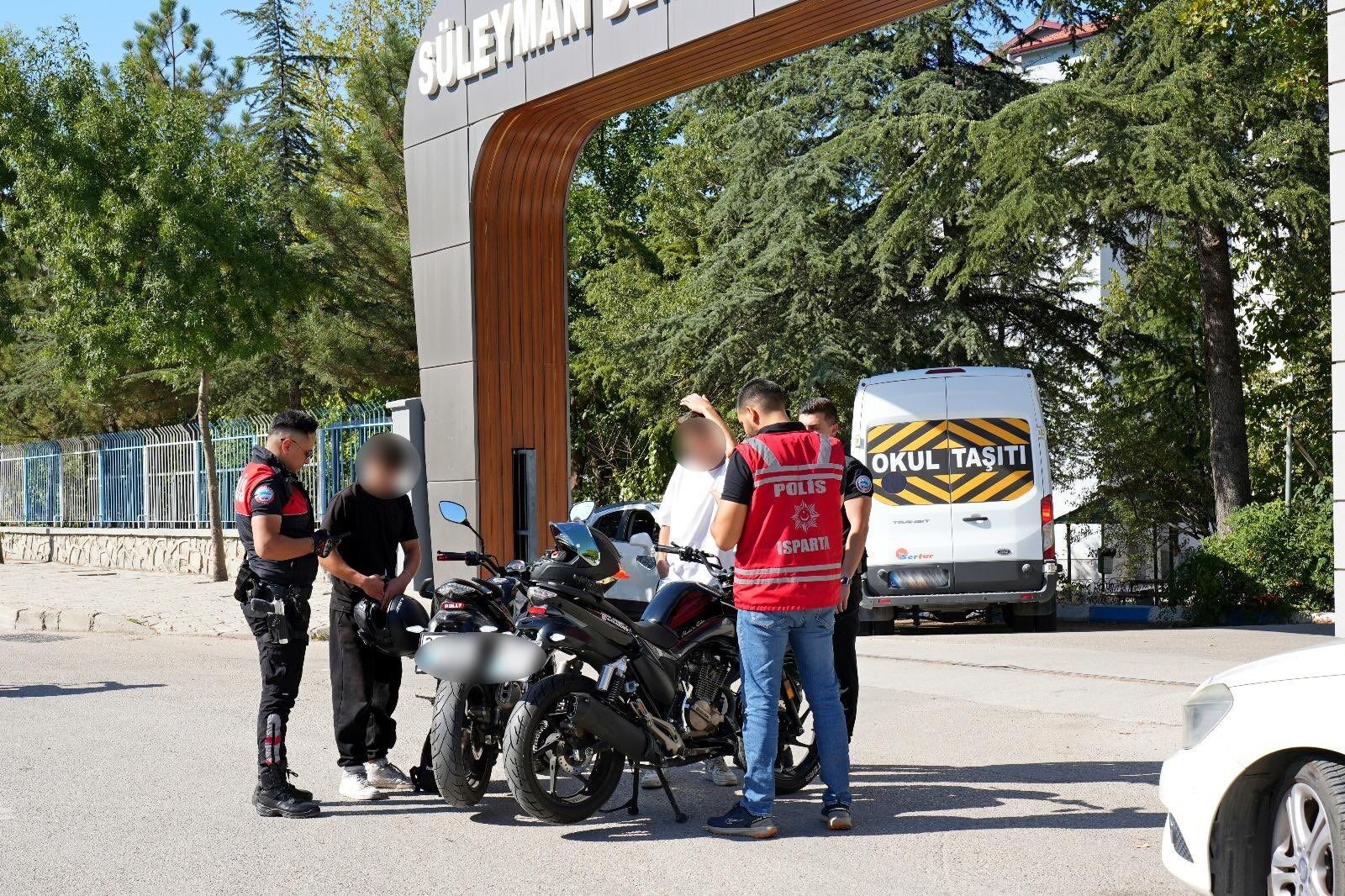 Isparta’da Her Okulda 2 Polis Görevde (2)