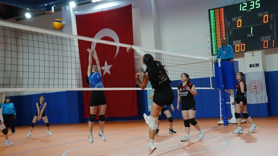 Isparta'da Okul Sporları Genç B Kızlar Voleybol Heyecanı Sürüyor (1)