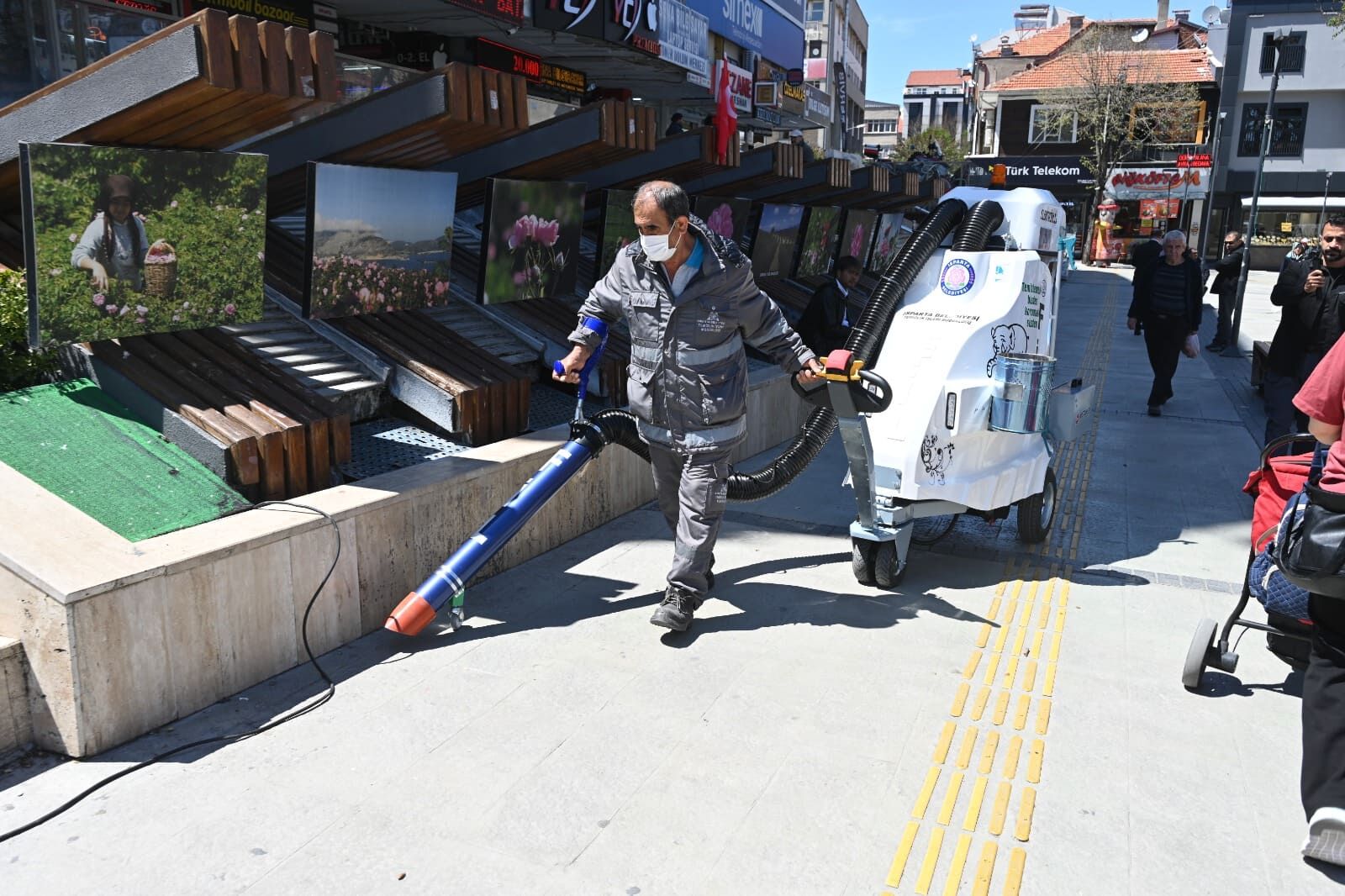 Isparta’nın Temizliğinde Fil Devri Akülü Süpürgeler Isparta Sokaklarında (5)-1
