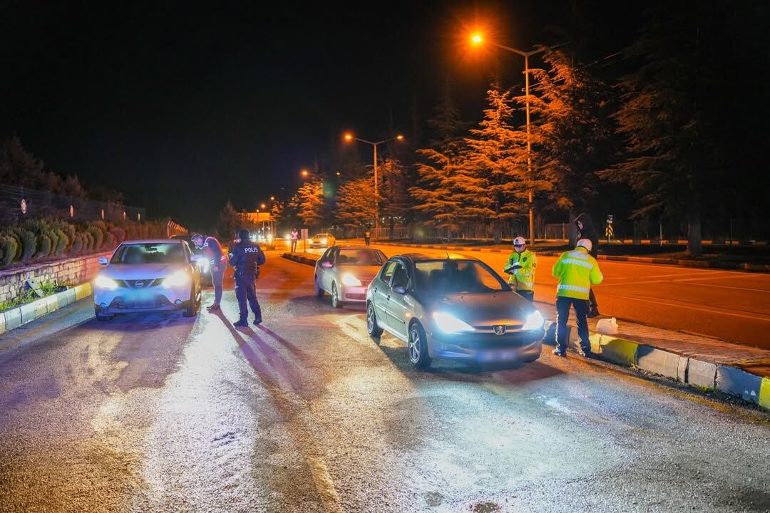 Uygulamalar Sürüyor; Araç Ve Şahıslar Mercek Altında (3)