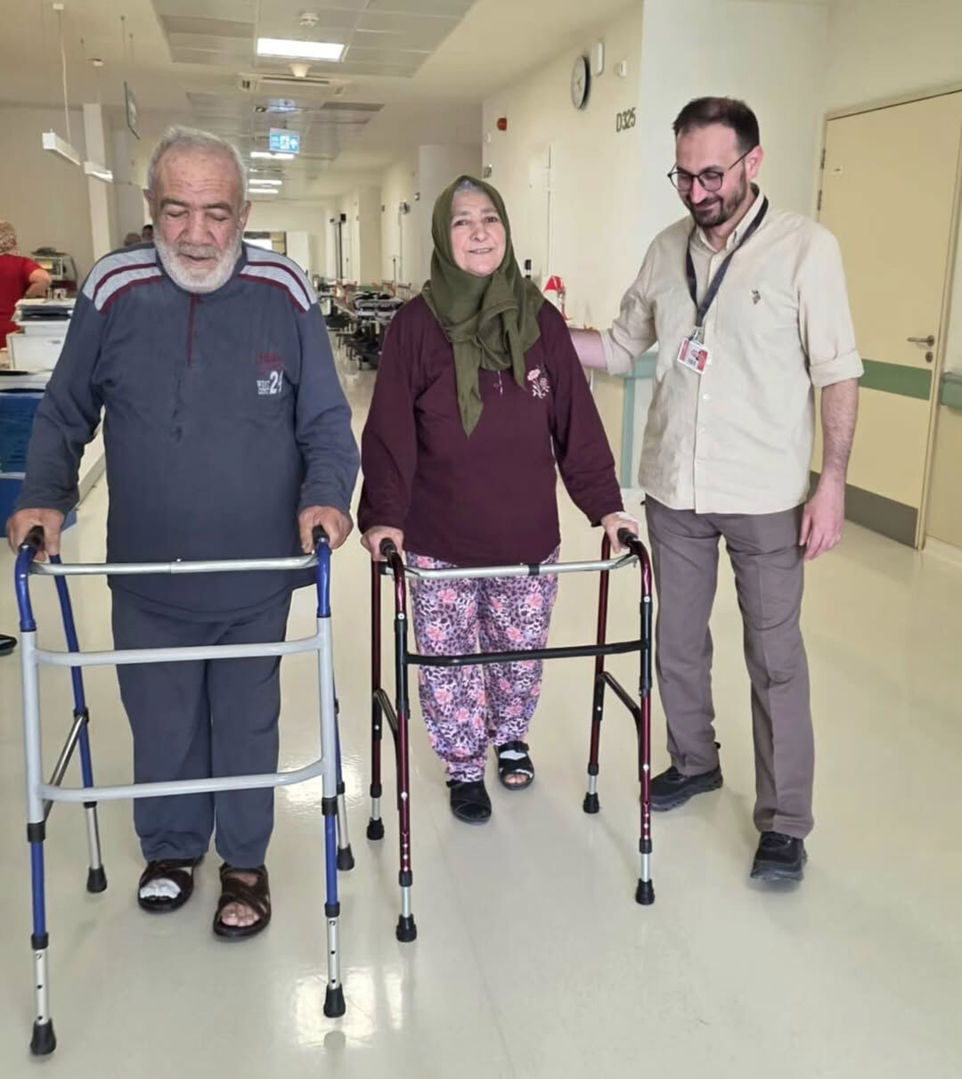 El Ele Ameliyata Girdiler, Sağlıklı Adımlarla Çıktılar! (1)