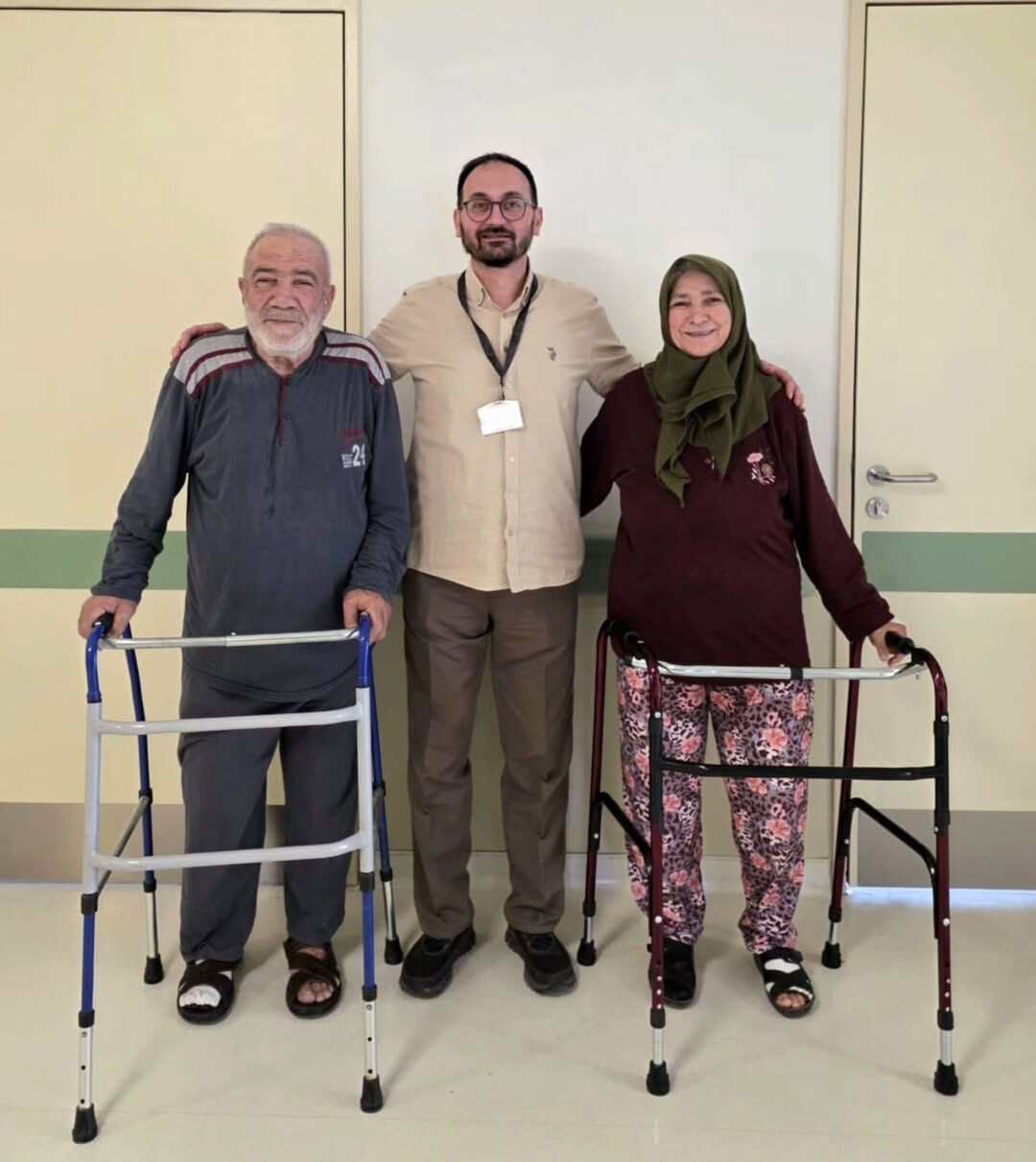 El Ele Ameliyata Girdiler, Sağlıklı Adımlarla Çıktılar! (2)