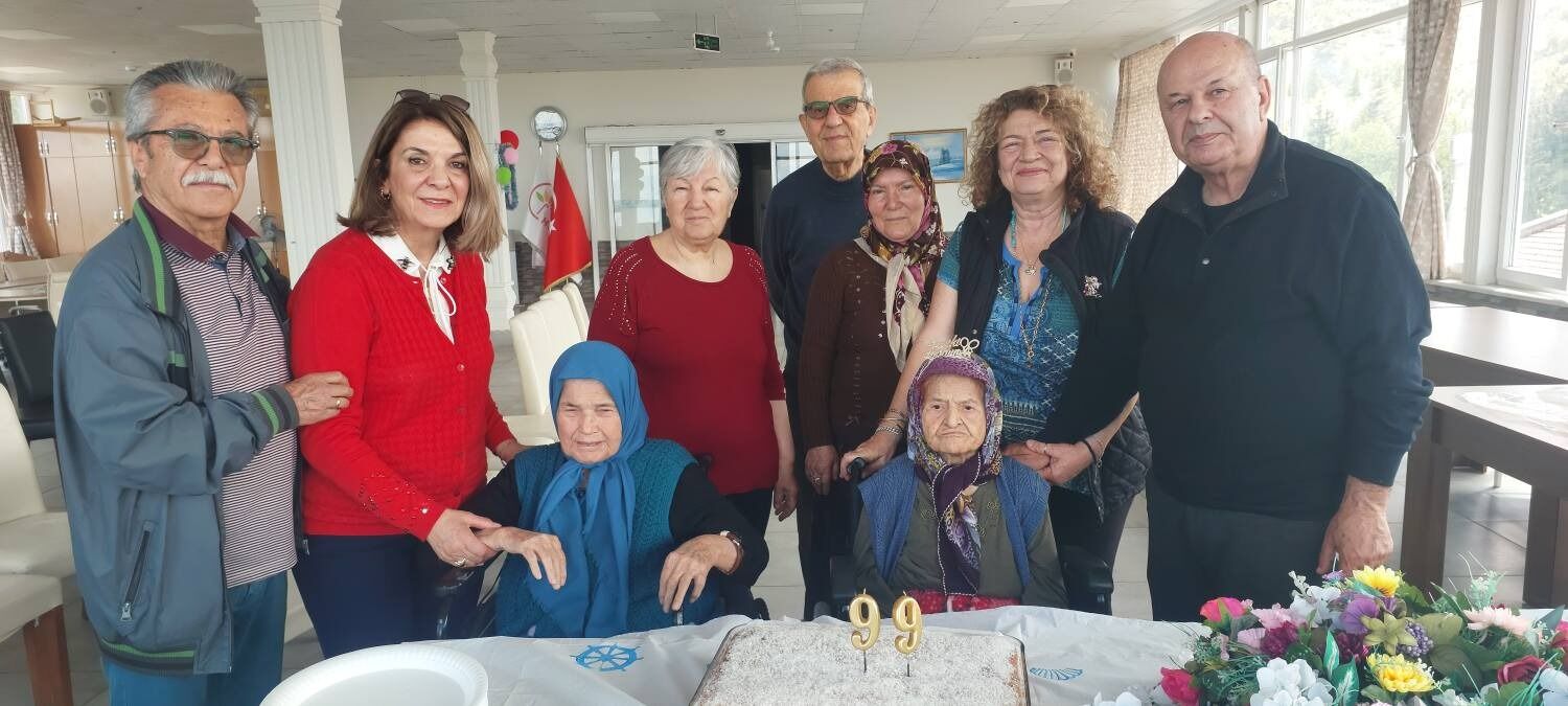 Fatime Teyzenin 99. Yaşı Pasta İle Kutlandı (3)