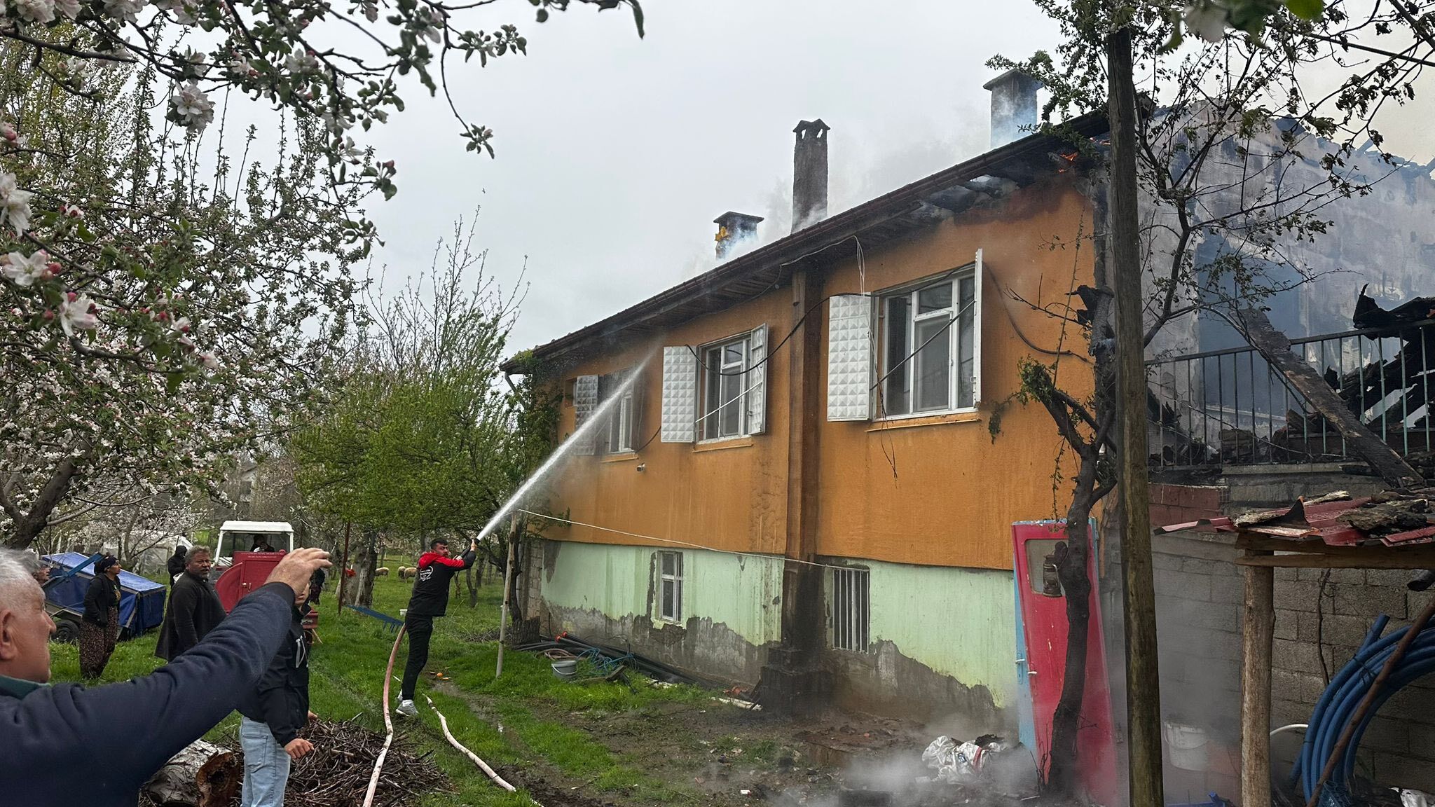 İhmal Yangın Getirdi Soba Kovası Evi Yaktı (6)