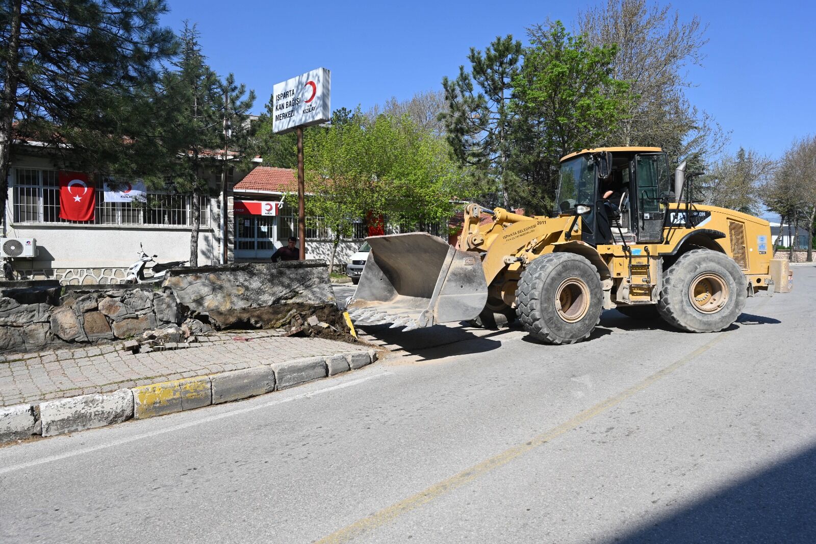 Isparta Belediyesi’nden Eğitim Bölgesine Modern Dokunuş Eski Duvar Yıkıldı (1)