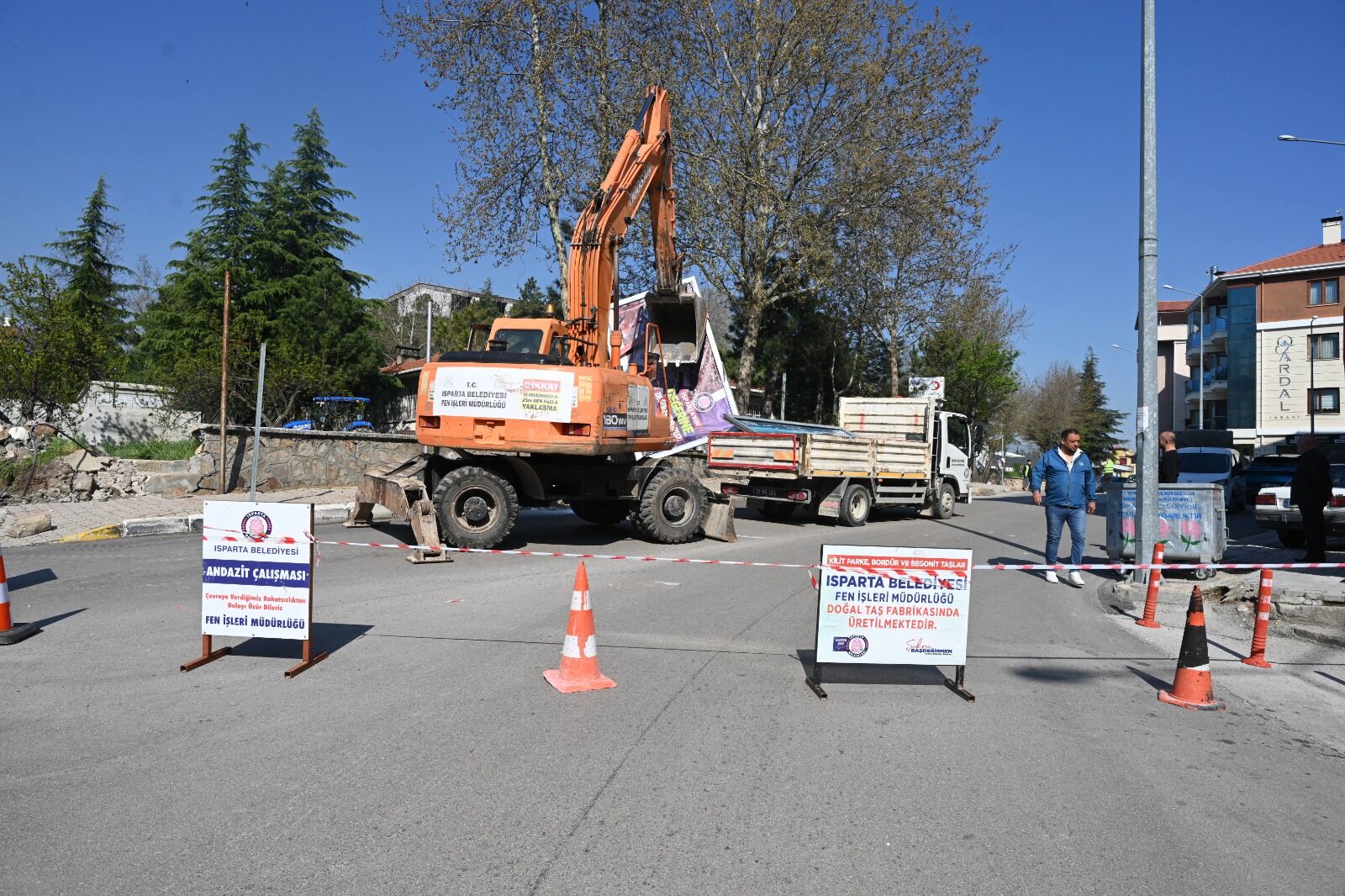 Isparta Belediyesi’nden Eğitim Bölgesine Modern Dokunuş Eski Duvar Yıkıldı (3)